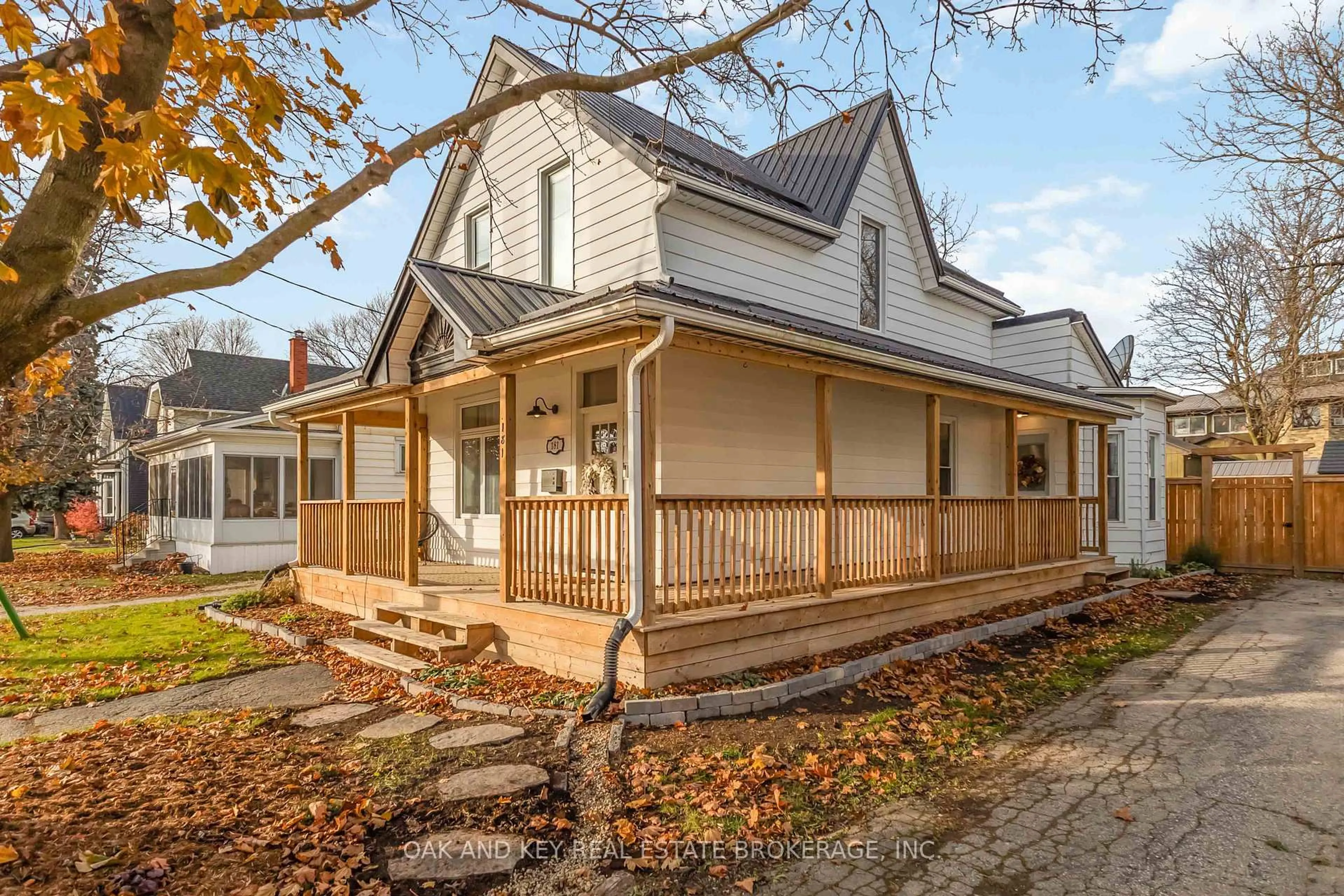 Home with vinyl exterior material, street for 181 Wellington St, St. Thomas Ontario N5R 2S3