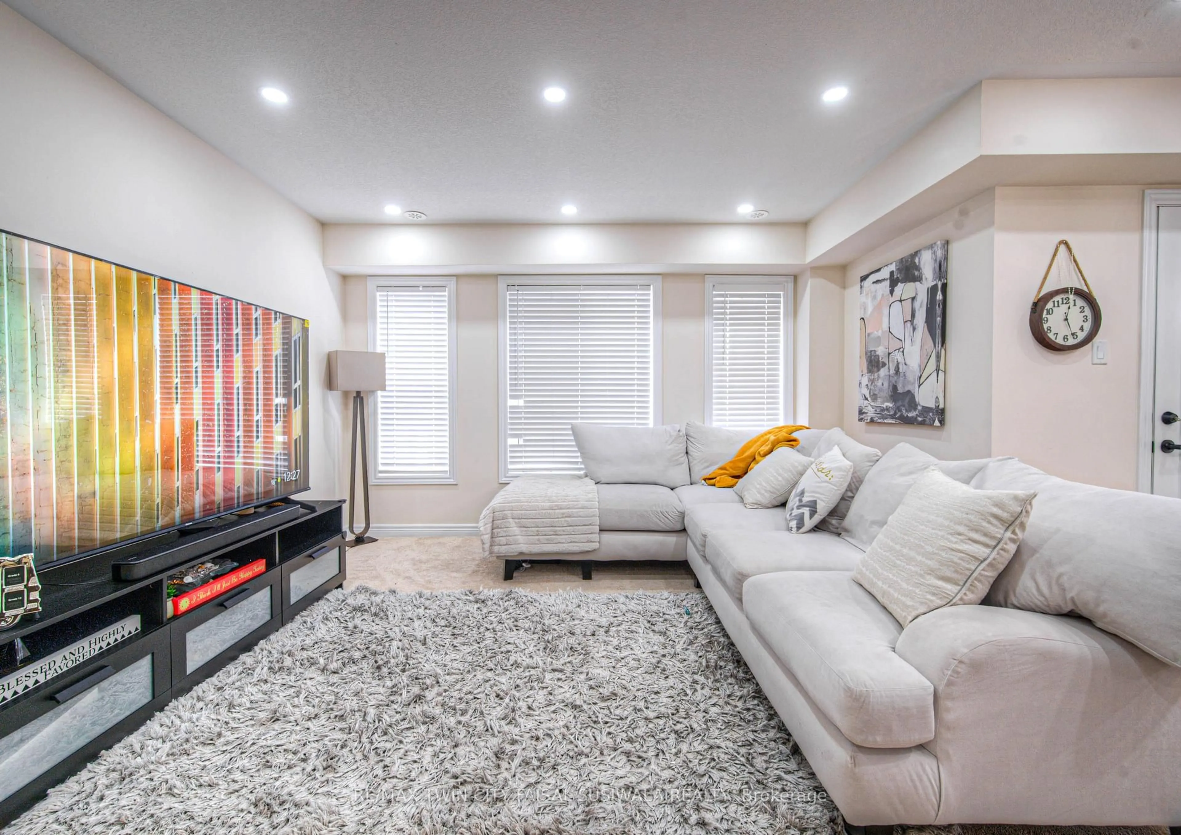 Living room with furniture, carpet floor for 755 Linden Dr #57, Cambridge Ontario N3H 0E4