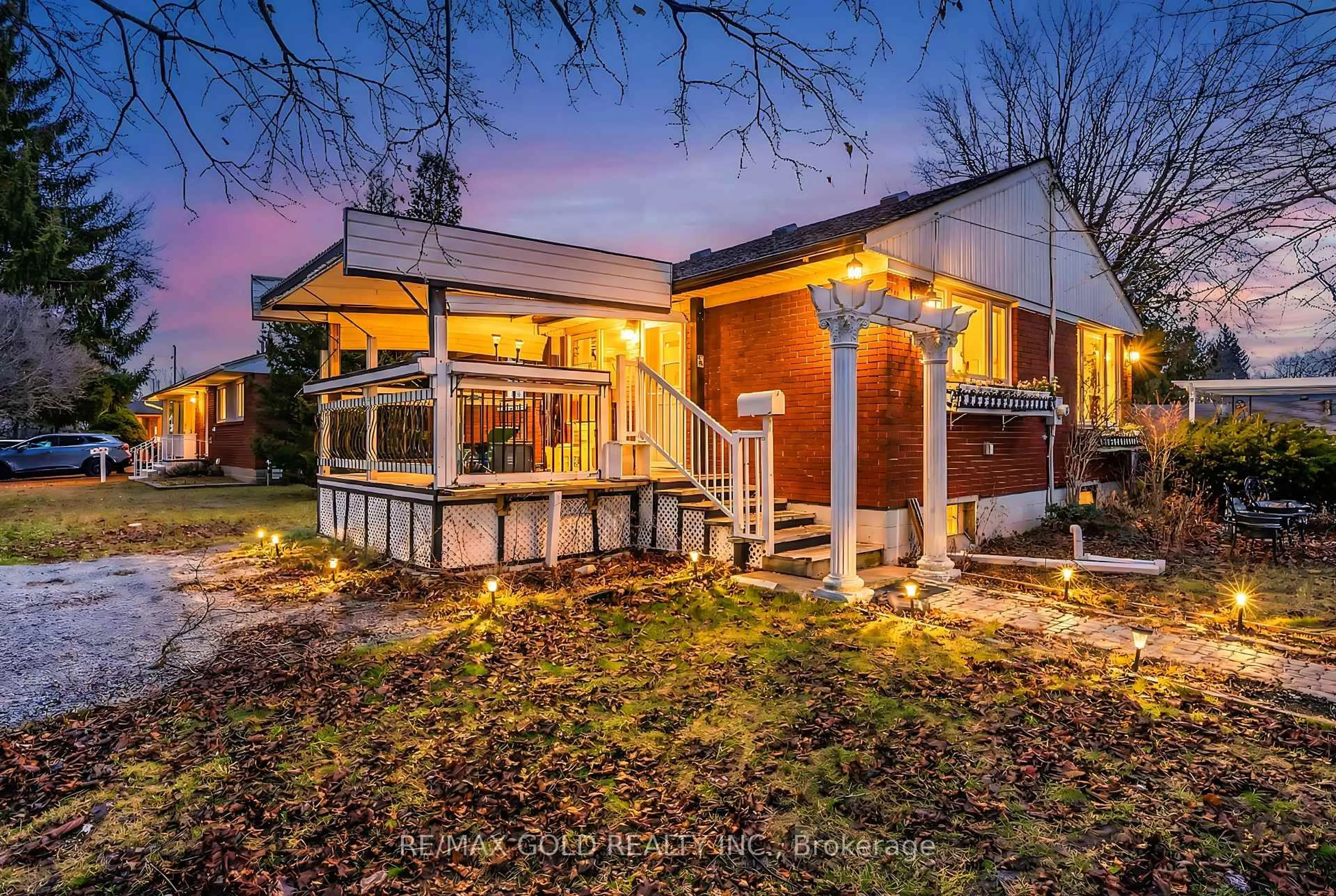 A pic from outside/outdoor area/front of a property/back of a property/a pic from drone, unknown for 5921 Scott St, Niagara Falls Ontario L2E 3B2