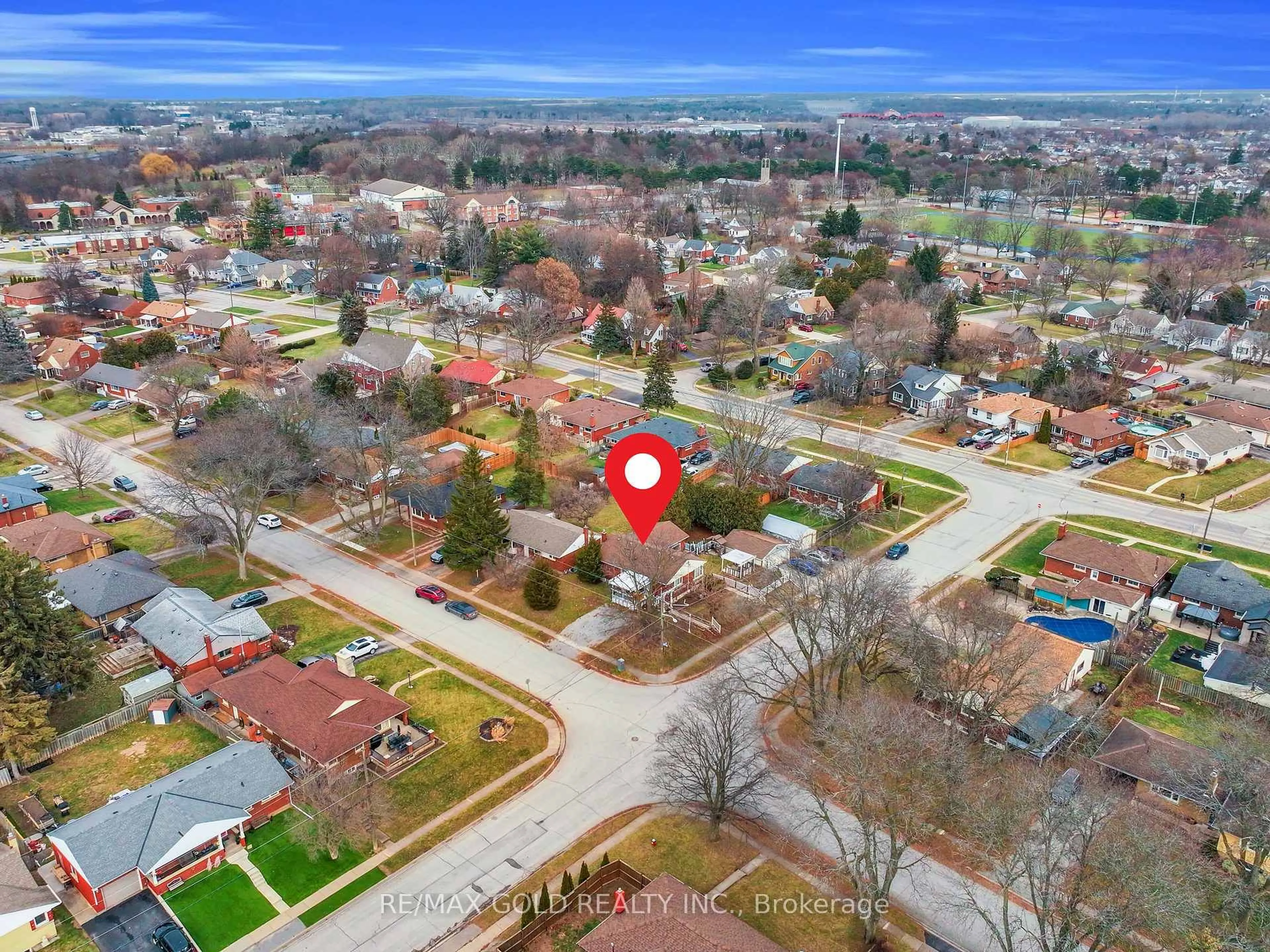 A pic from outside/outdoor area/front of a property/back of a property/a pic from drone, street for 5921 Scott St, Niagara Falls Ontario L2E 3B2
