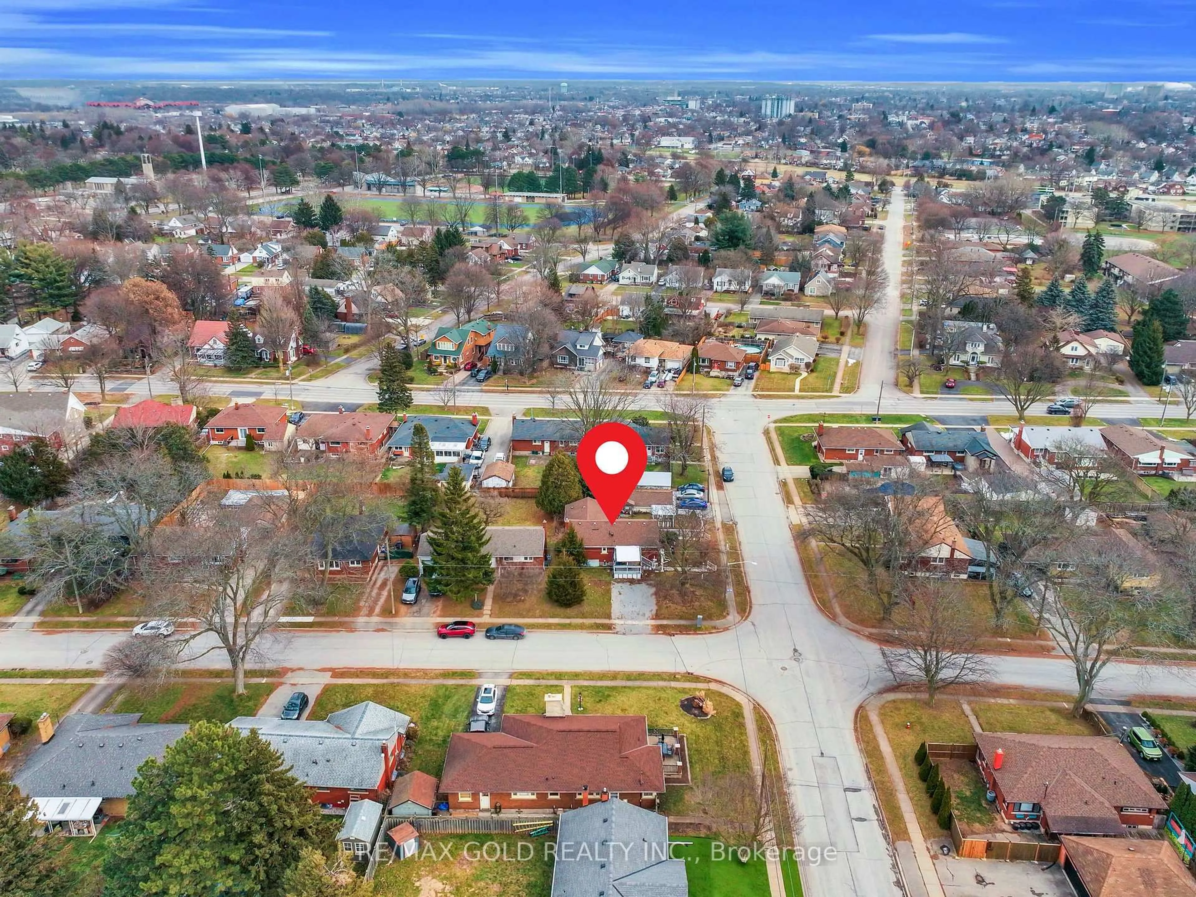 A pic from outside/outdoor area/front of a property/back of a property/a pic from drone, unknown for 5921 Scott St, Niagara Falls Ontario L2E 3B2