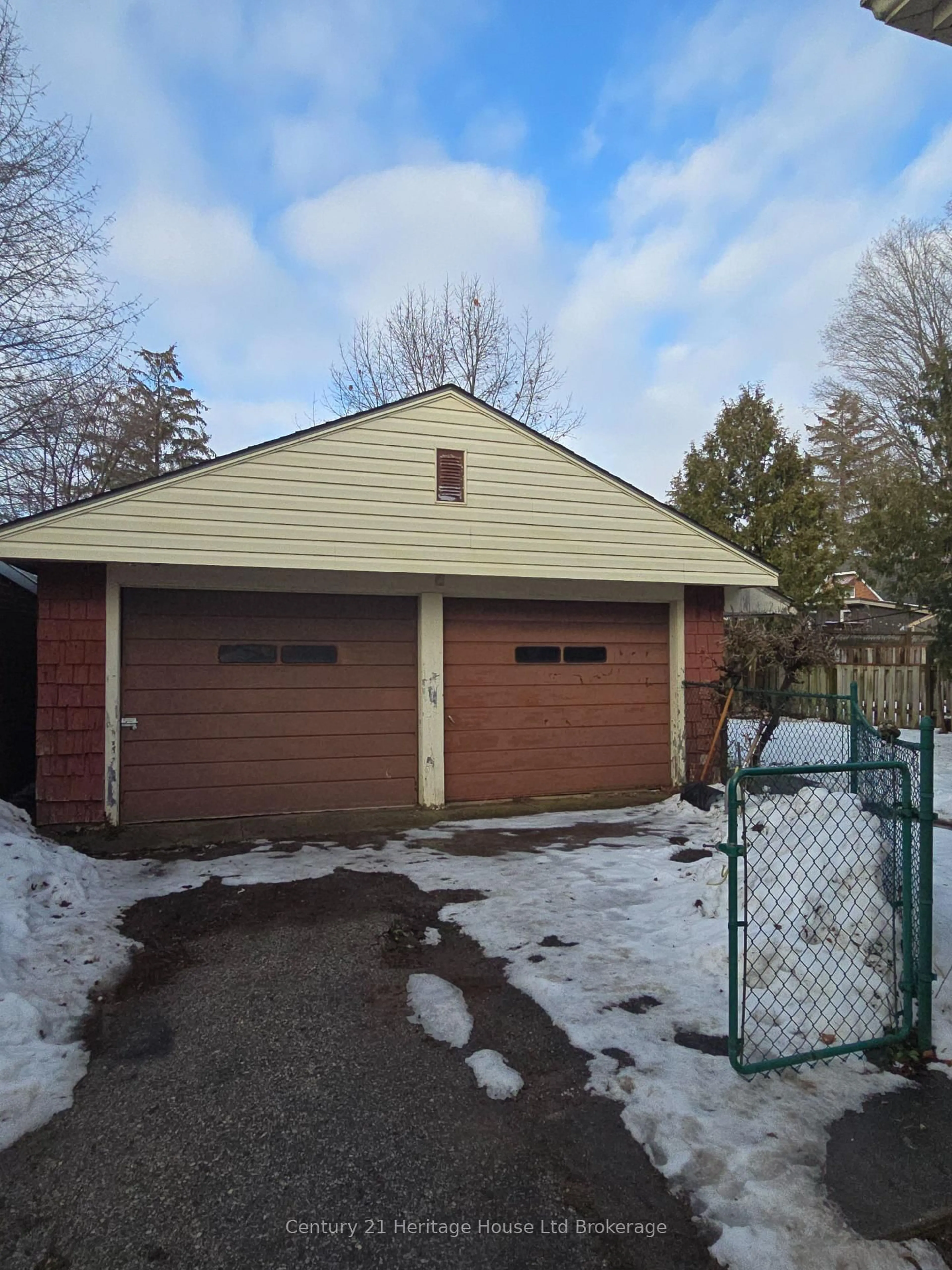 Indoor garage for 523 Quintin Pl, Woodstock Ontario N4S 5E8