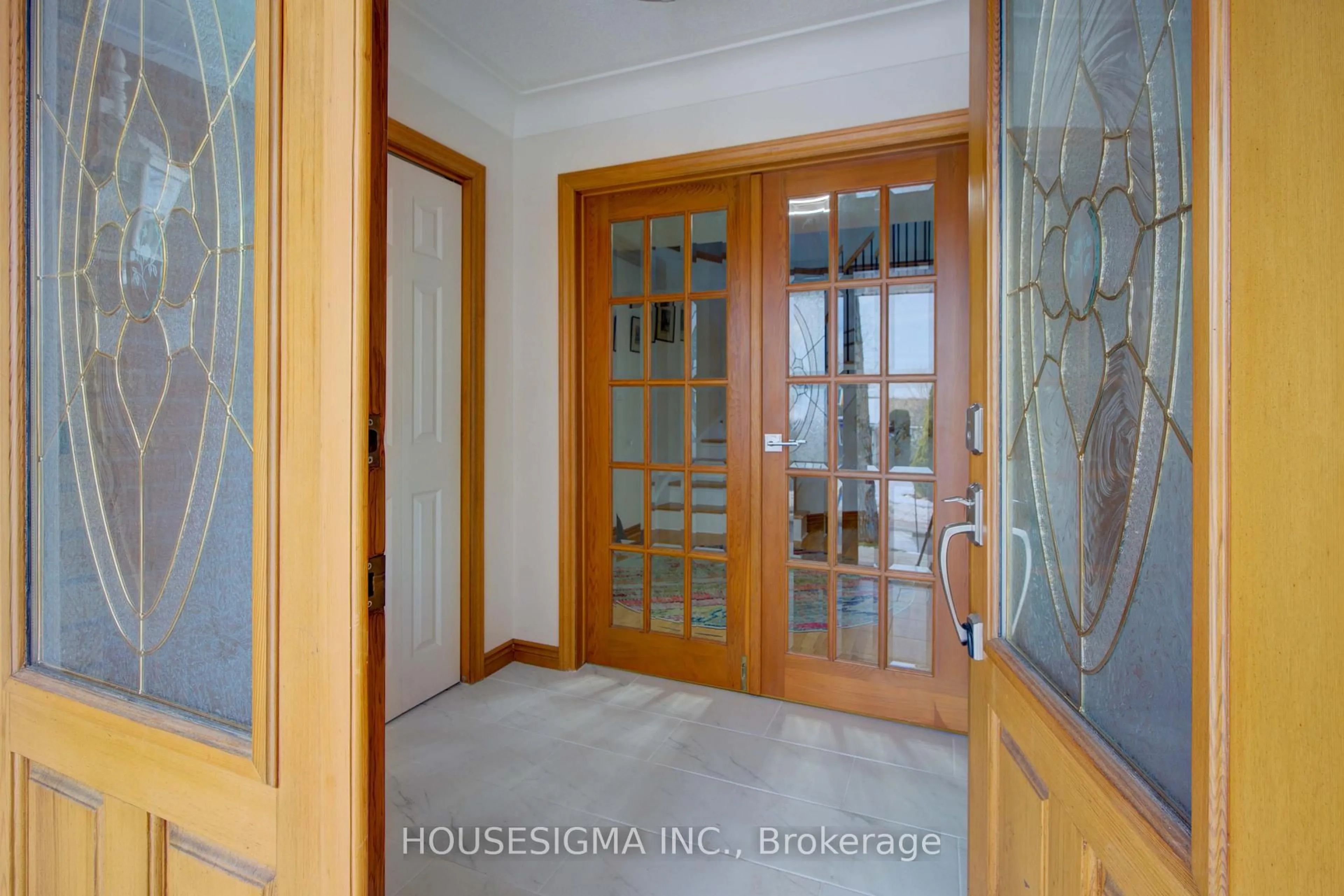 Indoor entryway for 542 Rankin Cres, Kingston Ontario K7M 7L4