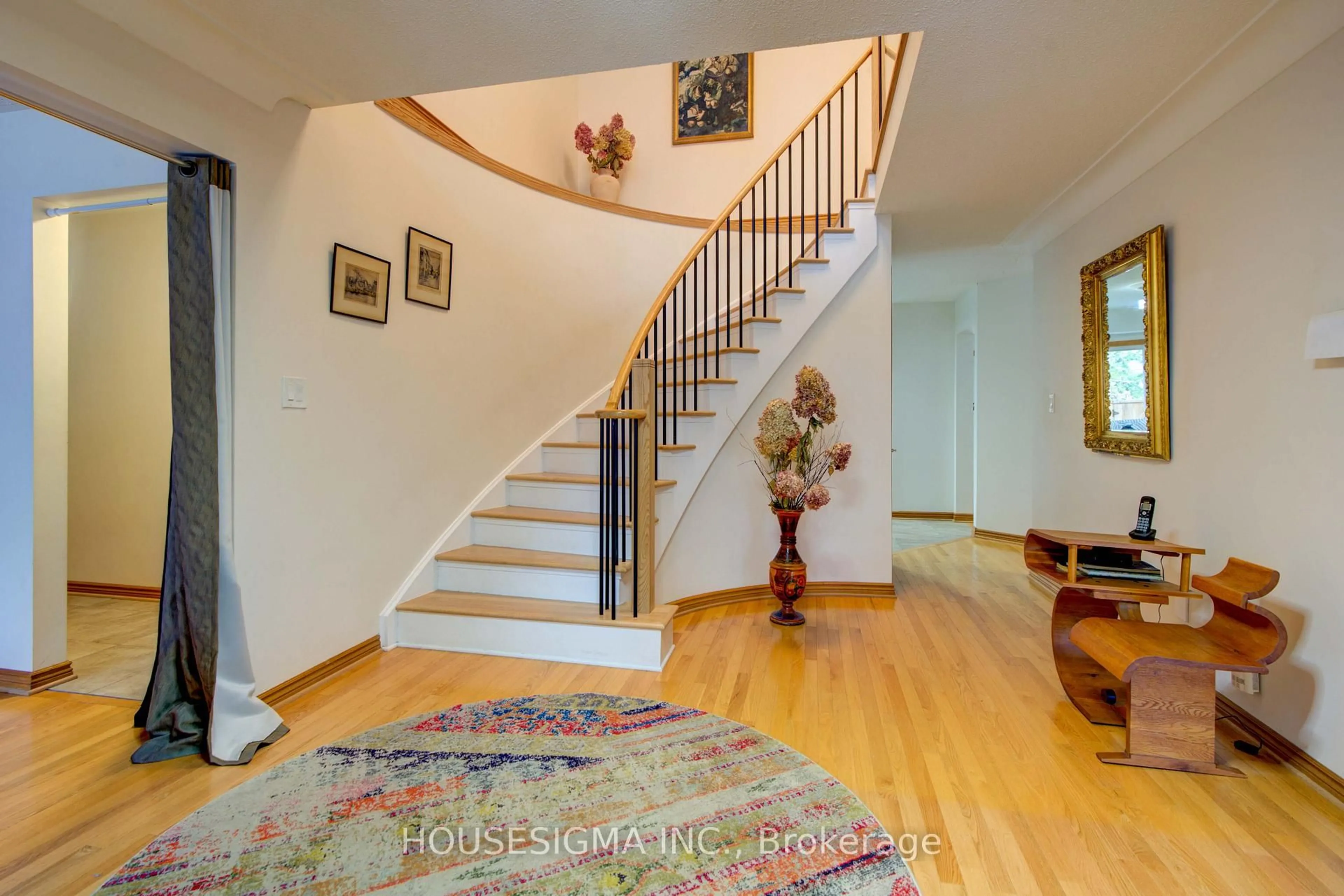 Indoor foyer for 542 Rankin Cres, Kingston Ontario K7M 7L4