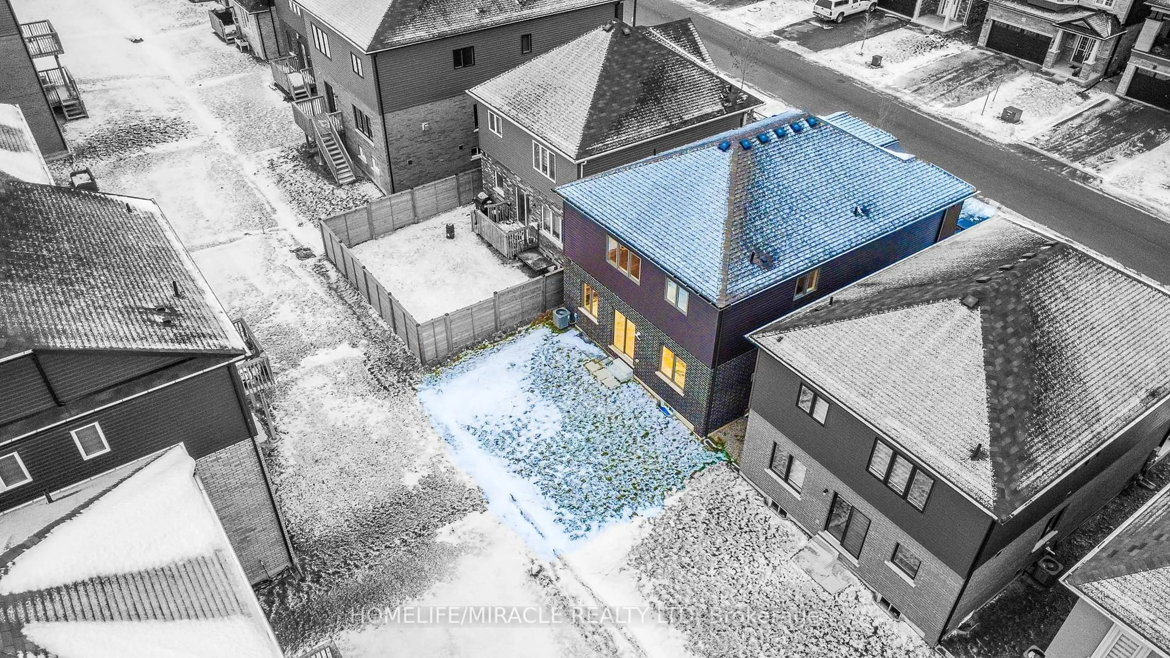 A pic from outside/outdoor area/front of a property/back of a property/a pic from drone, building for 18 Brewis St, Brant Ontario N3L 2C9