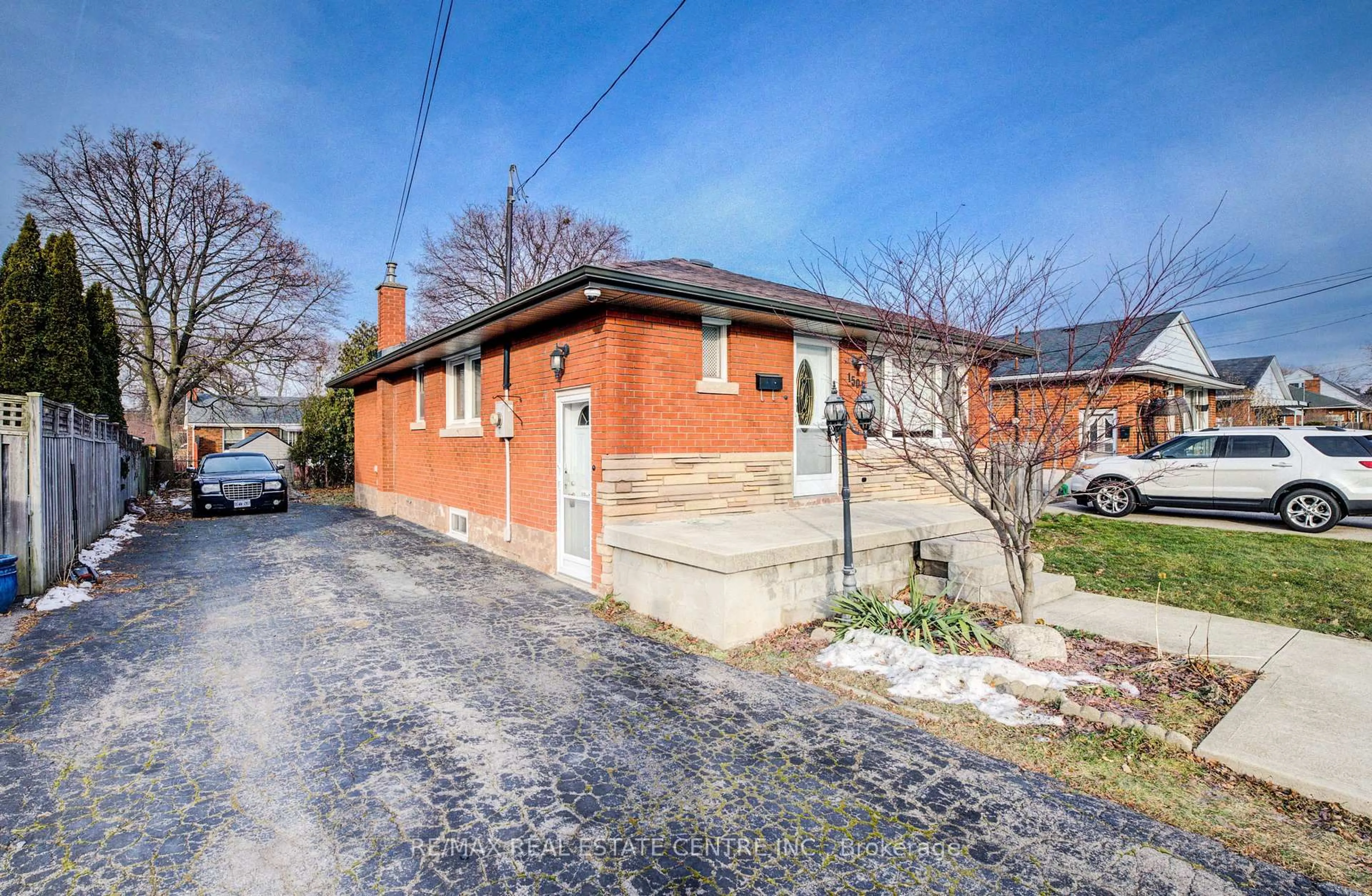 Home with brick exterior material, street for 150 Howard Ave, Hamilton Ontario L9A 2W8
