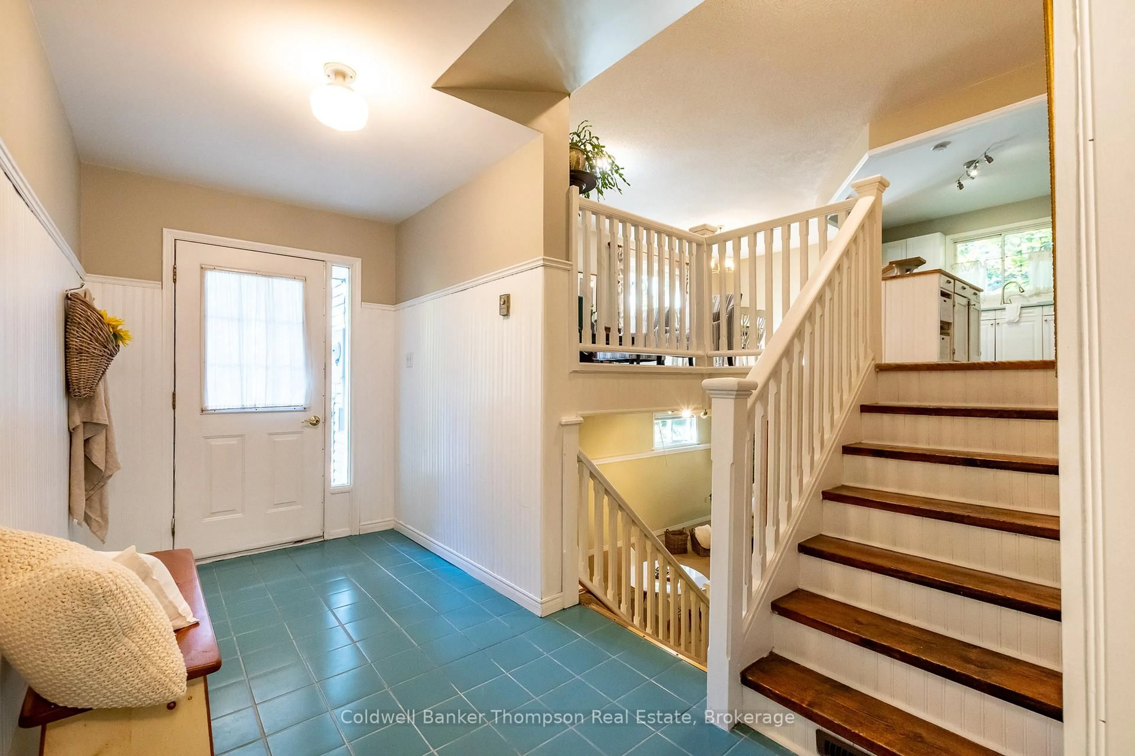 Indoor entryway for 22 Jenner Crt, Huntsville Ontario P0B 1L0