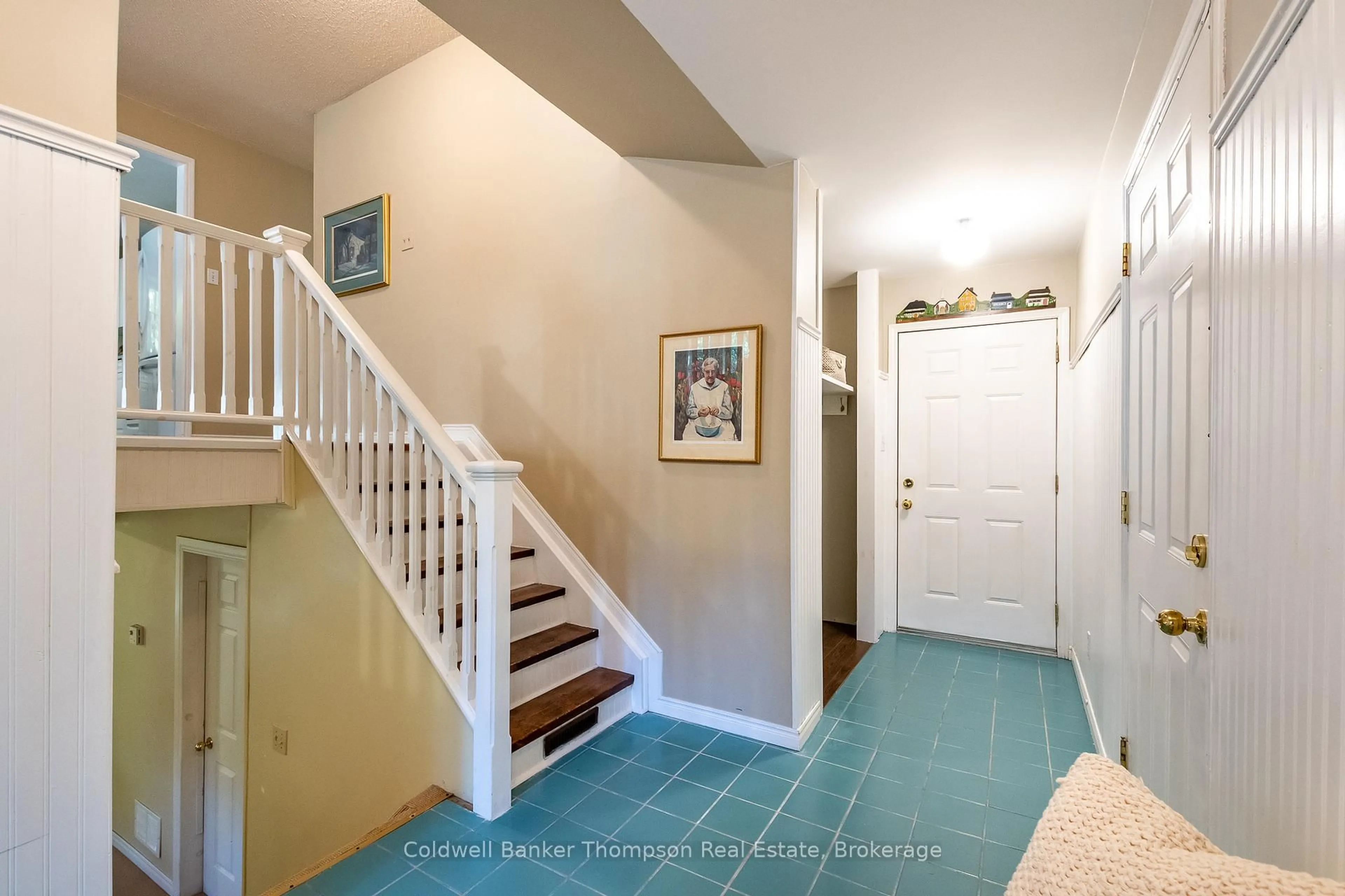 Indoor entryway for 22 Jenner Crt, Huntsville Ontario P0B 1L0