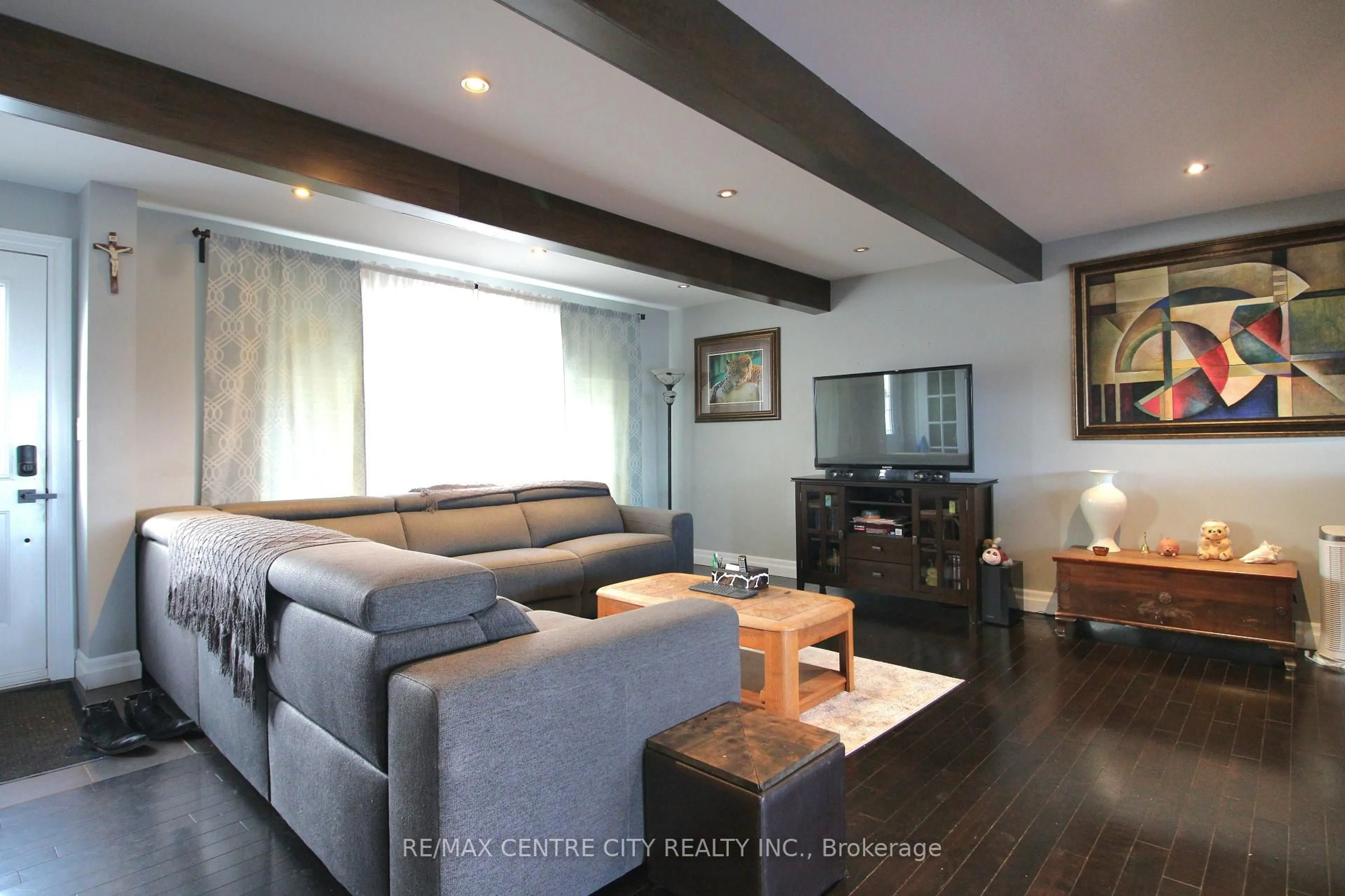 Living room with furniture, wood/laminate floor for 200 Centennial Ave, Central Elgin Ontario N5R 5B2