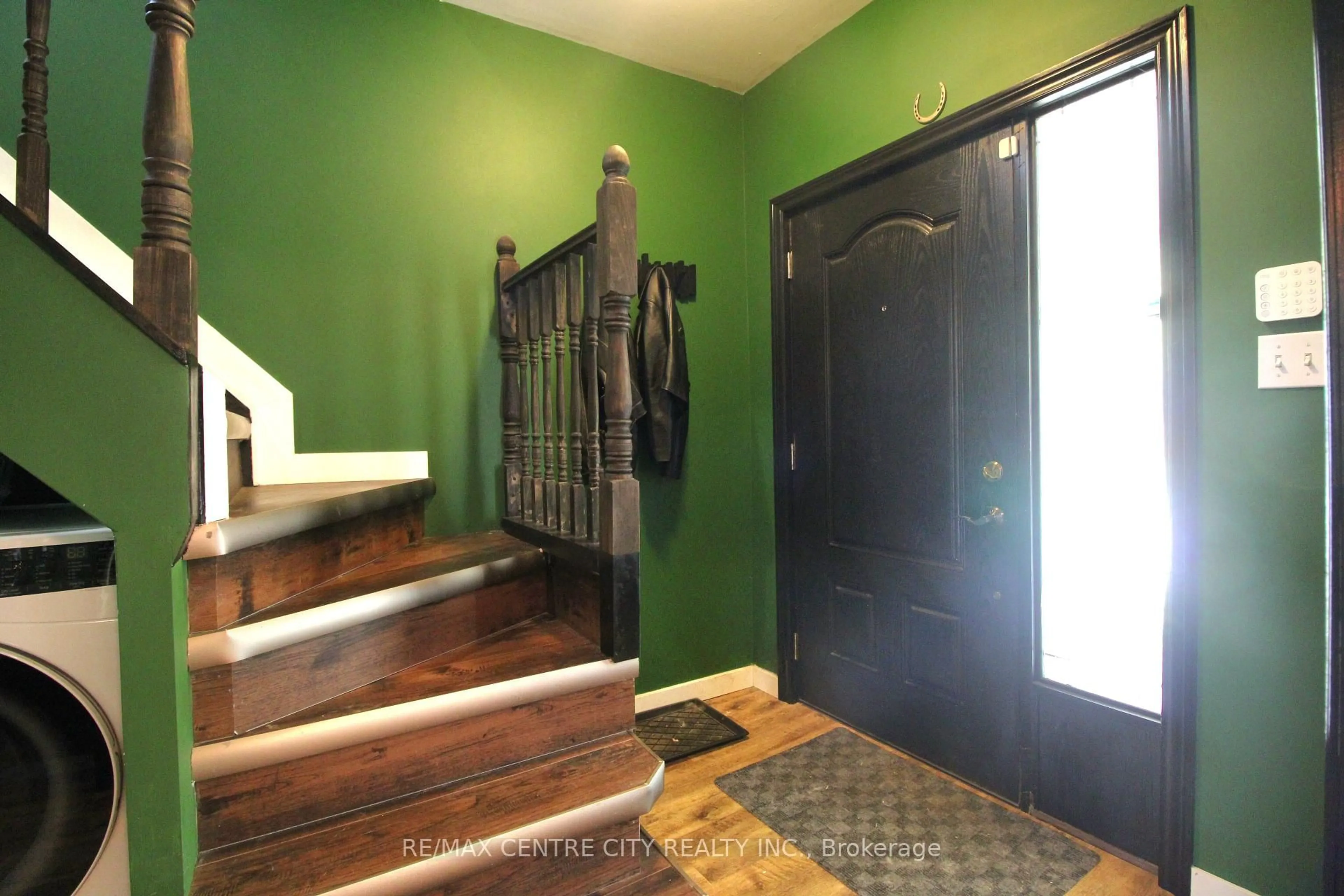 Indoor entryway for 124 Joseph St, Chatham-Kent Ontario N7L 3G9