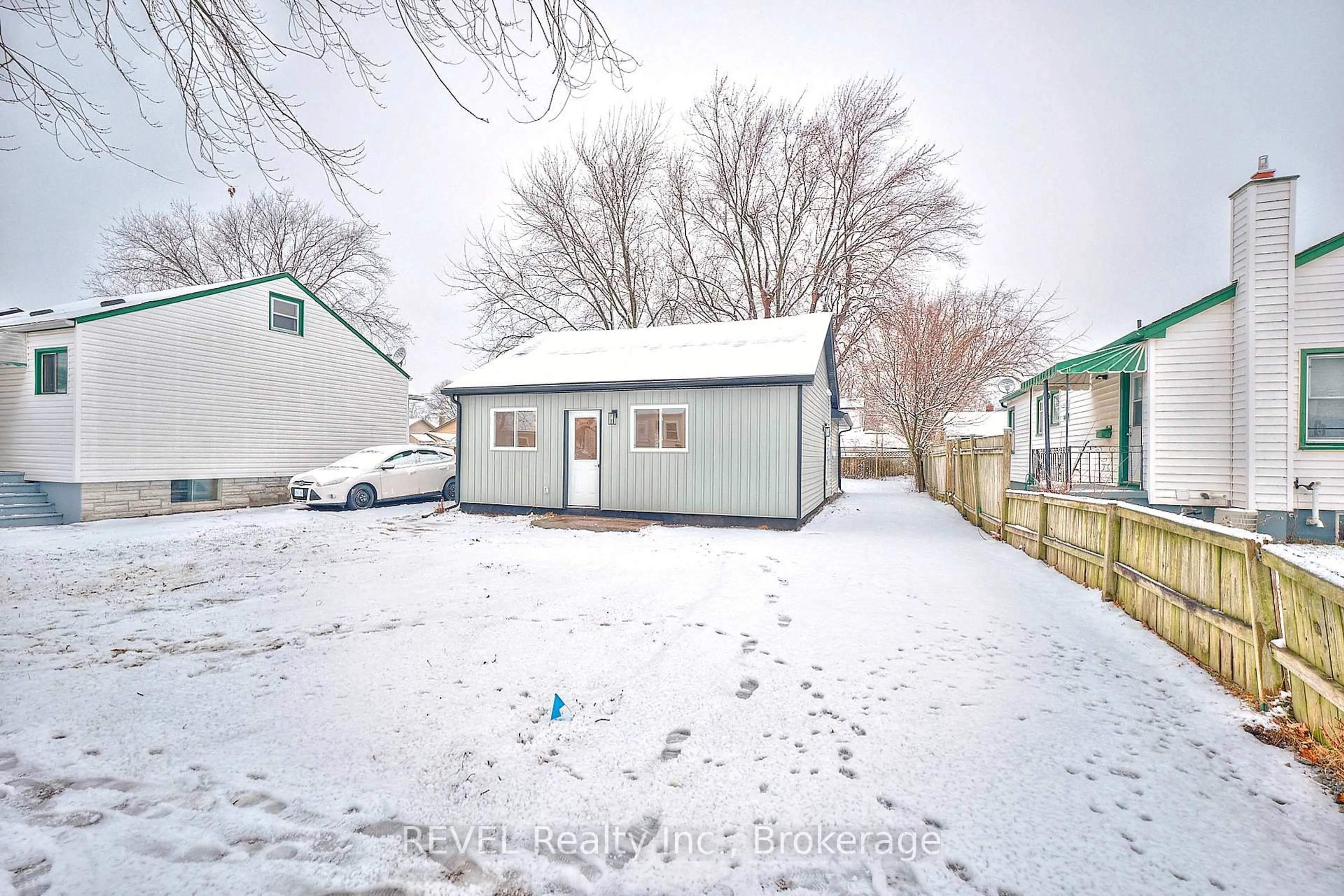 Shed for 406 Hennepin Ave, Welland Ontario L3B 4T5