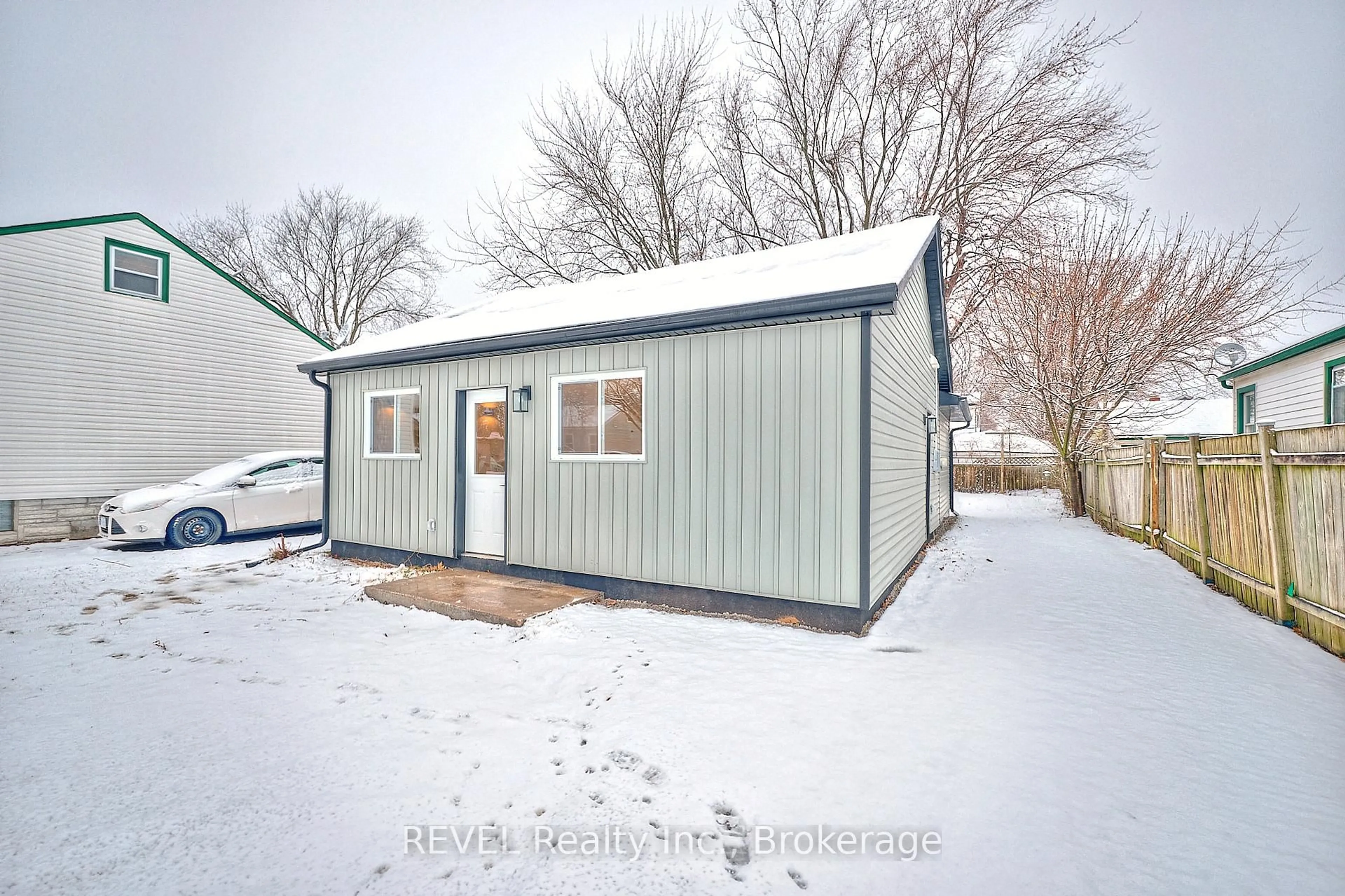 Shed for 406 Hennepin Ave, Welland Ontario L3B 4T5