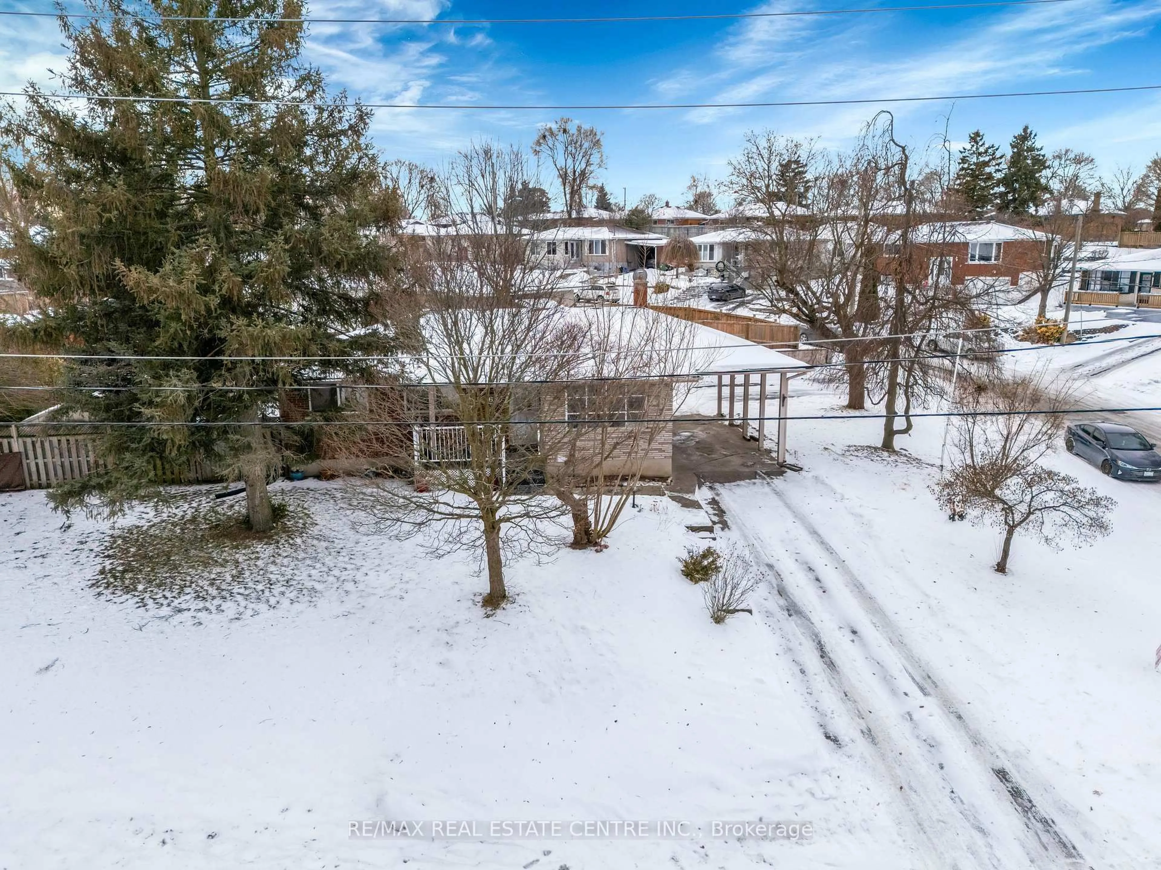 A pic from outside/outdoor area/front of a property/back of a property/a pic from drone, unknown for 168 Winston Blvd, Cambridge Ontario N3C 1M2