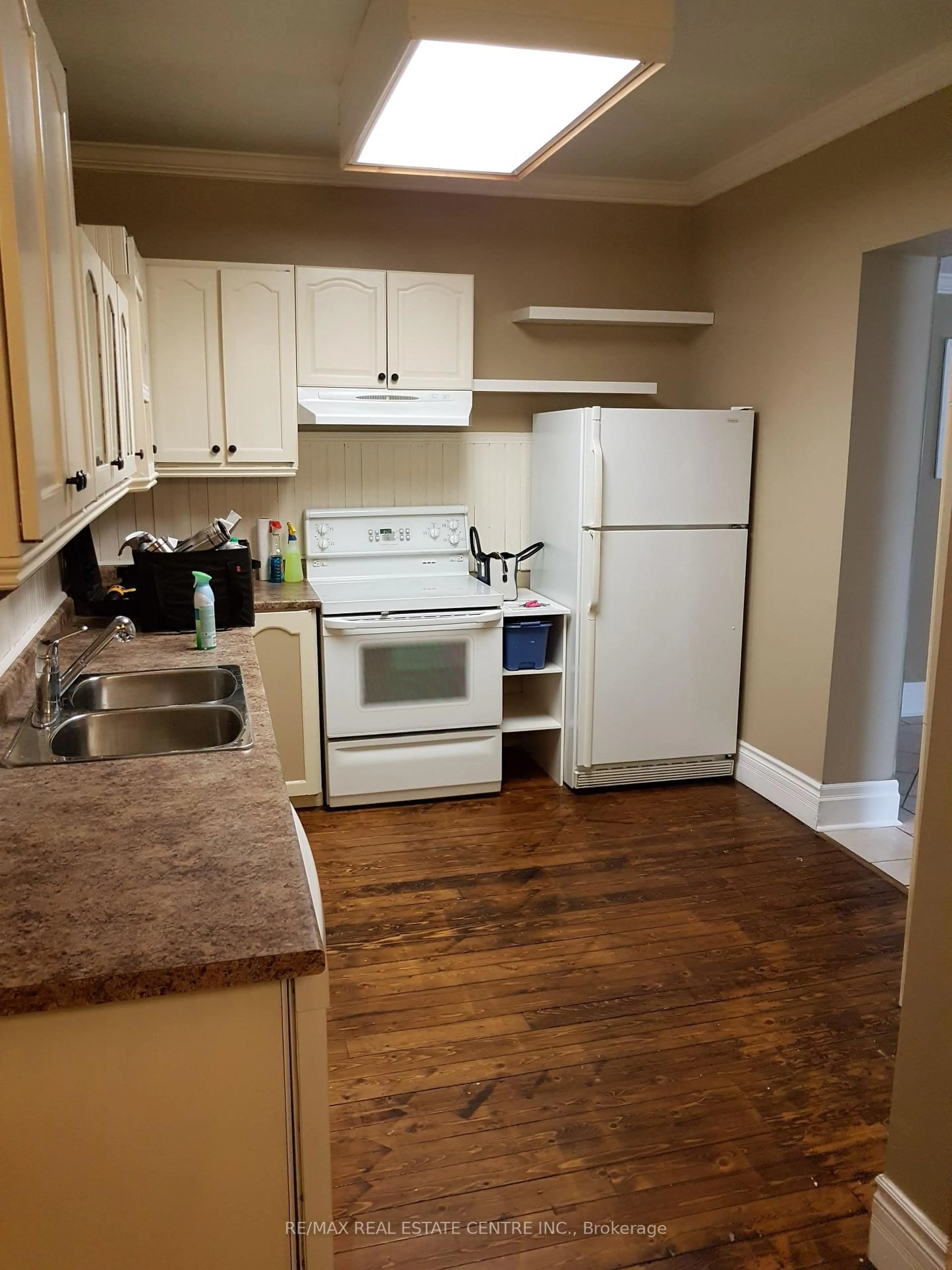 Standard kitchen, unknown for 43 Dumfries St, Cambridge Ontario N1S 1Y6