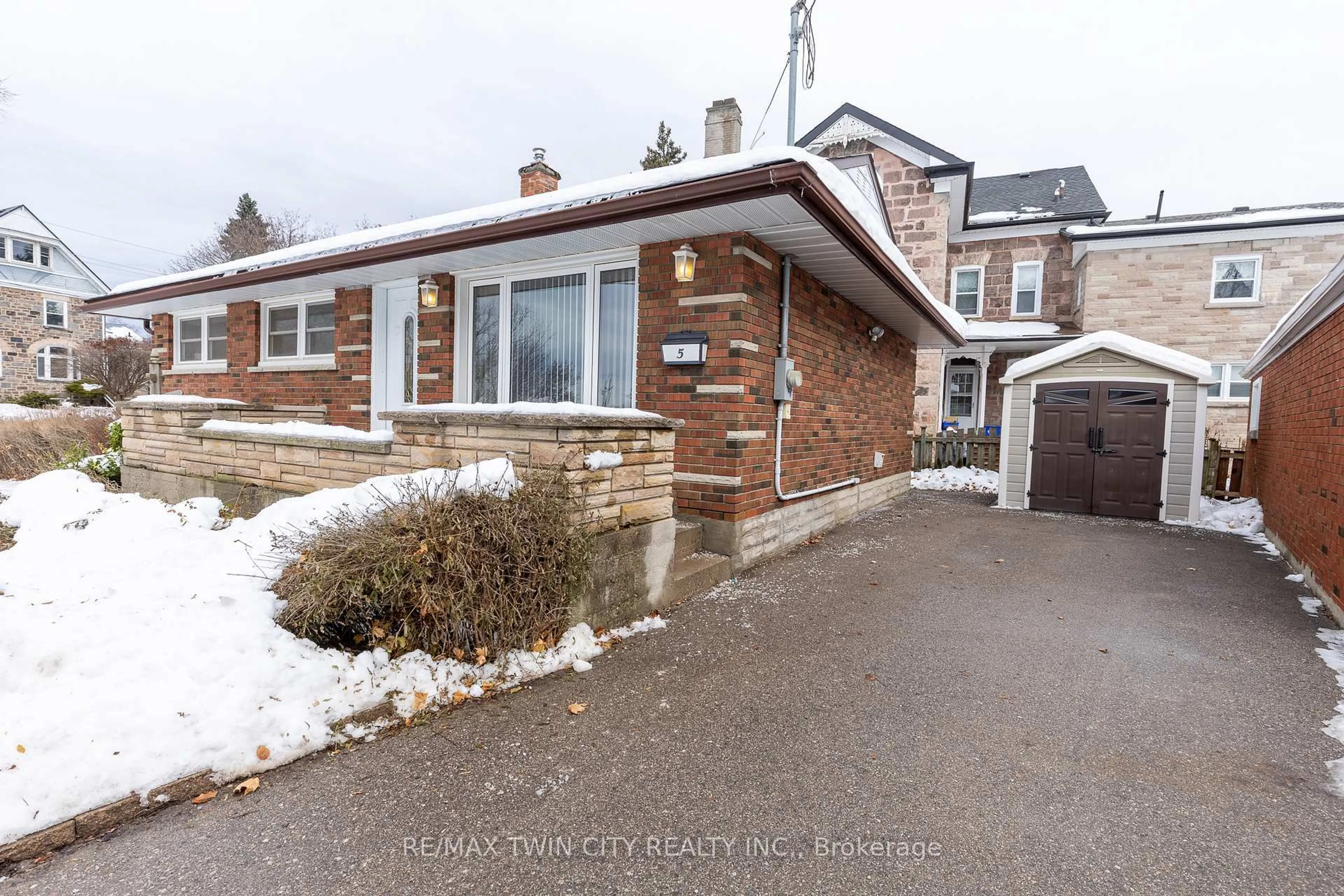 Unknown for 5 Mckenzie St, Cambridge Ontario N1R 4C9