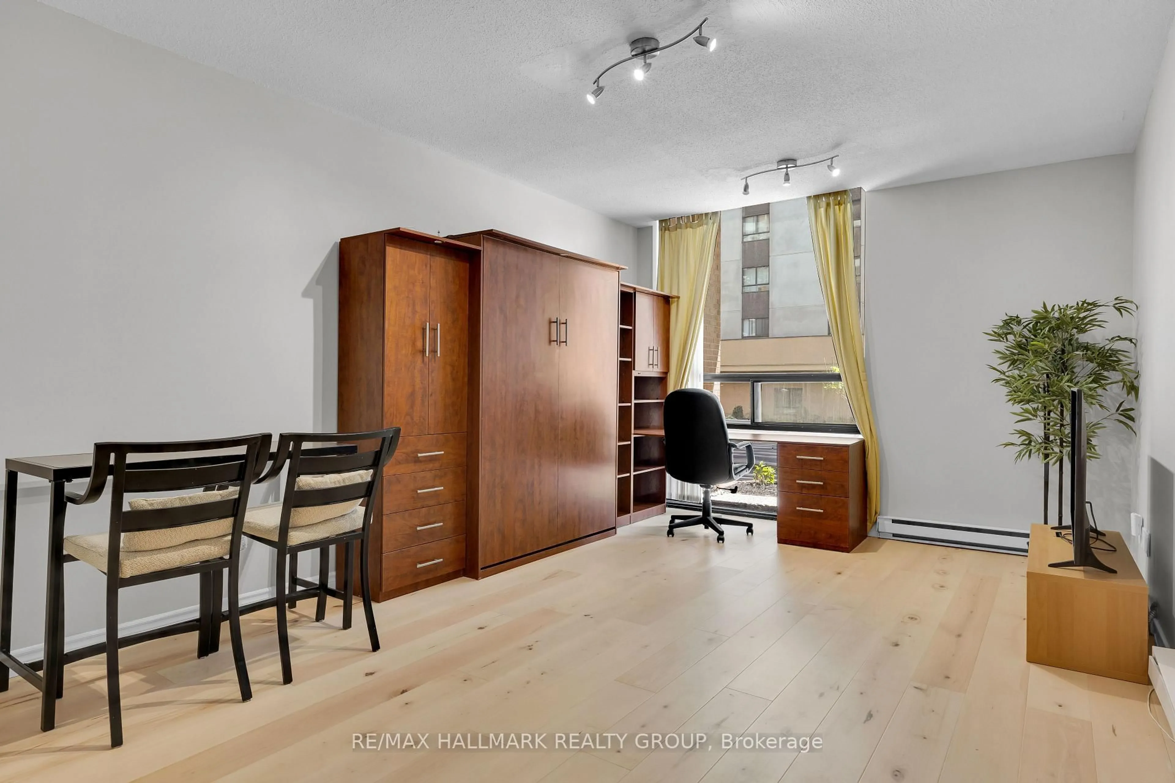 A pic of a room for 475 Laurier Ave #104, Ottawa Ontario K1R 7X1
