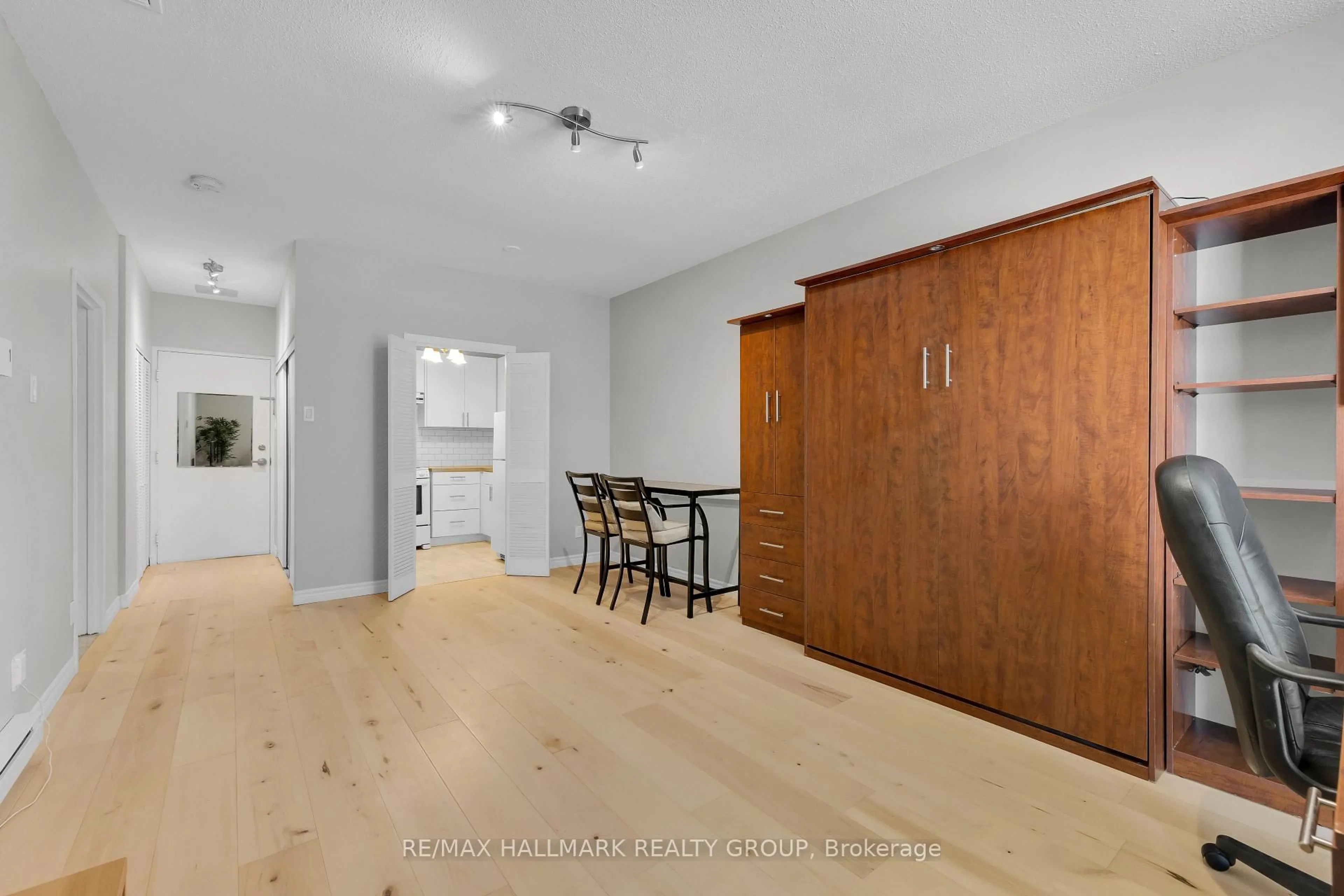 Unknown for 475 Laurier Ave #104, Ottawa Ontario K1R 7X1