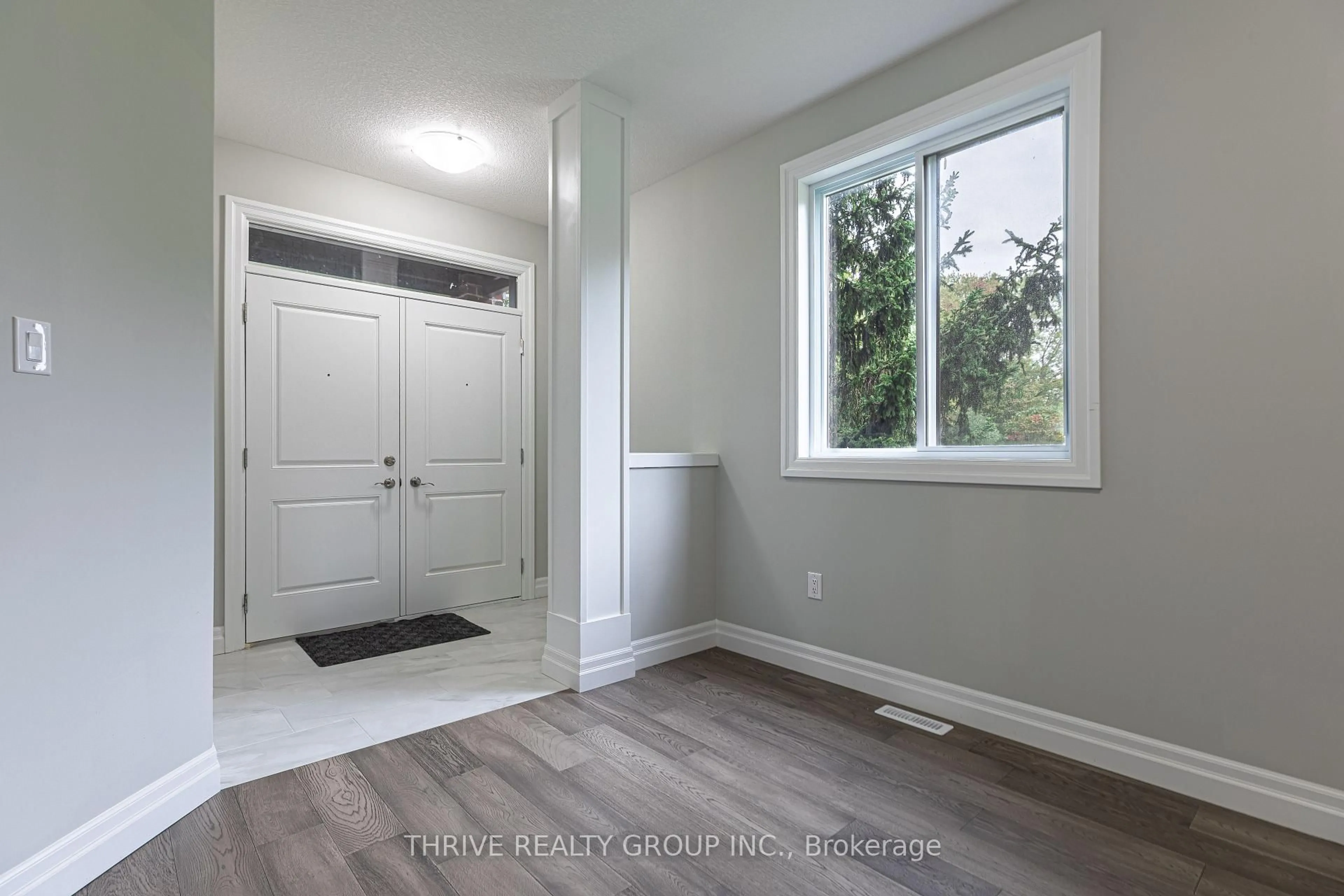 Indoor entryway for 3465 ORIOLE Circ, London South Ontario N6N 1K6