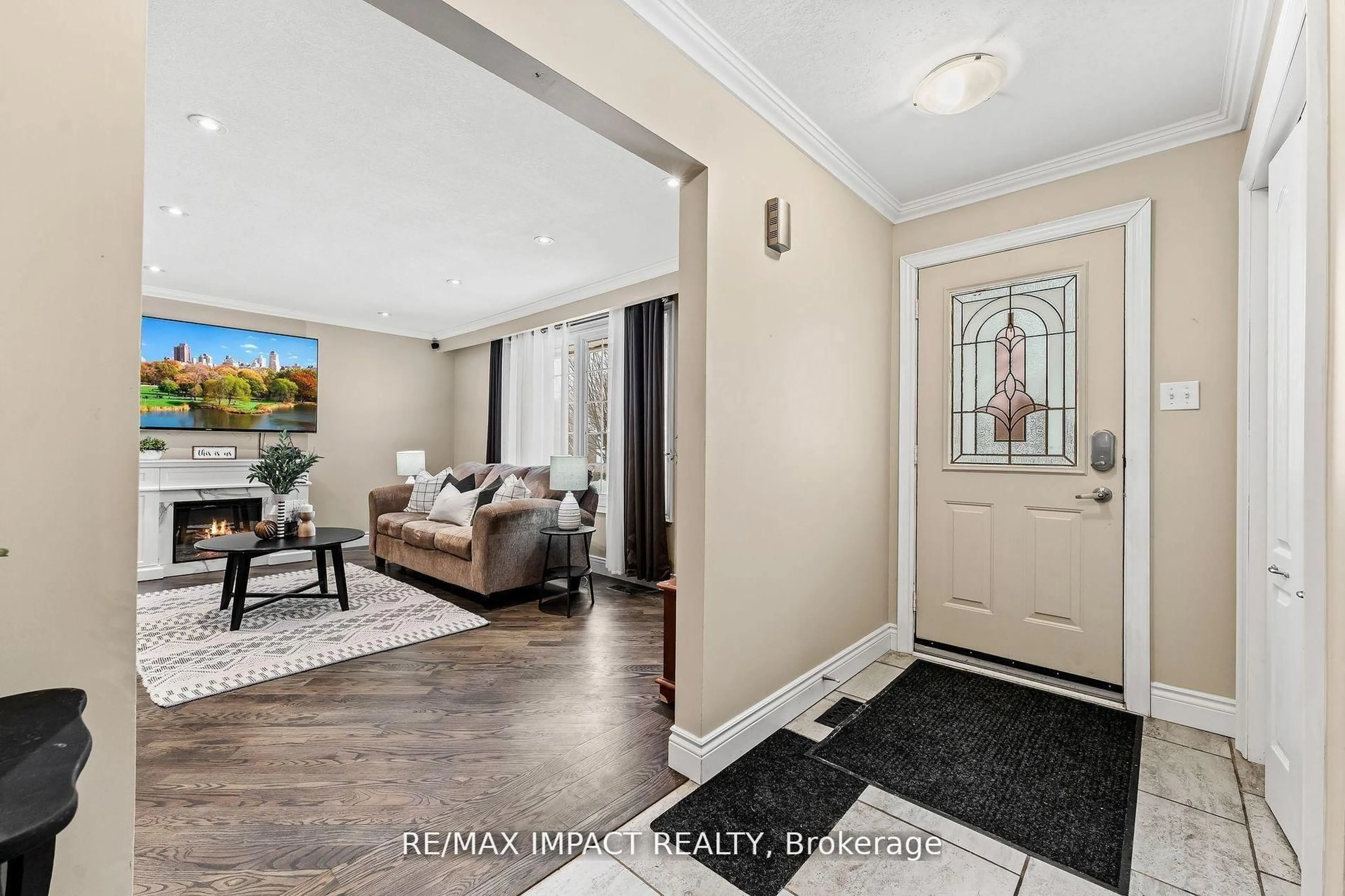 Indoor entryway for 1158 Weller St, Peterborough Ontario K9J 7M8