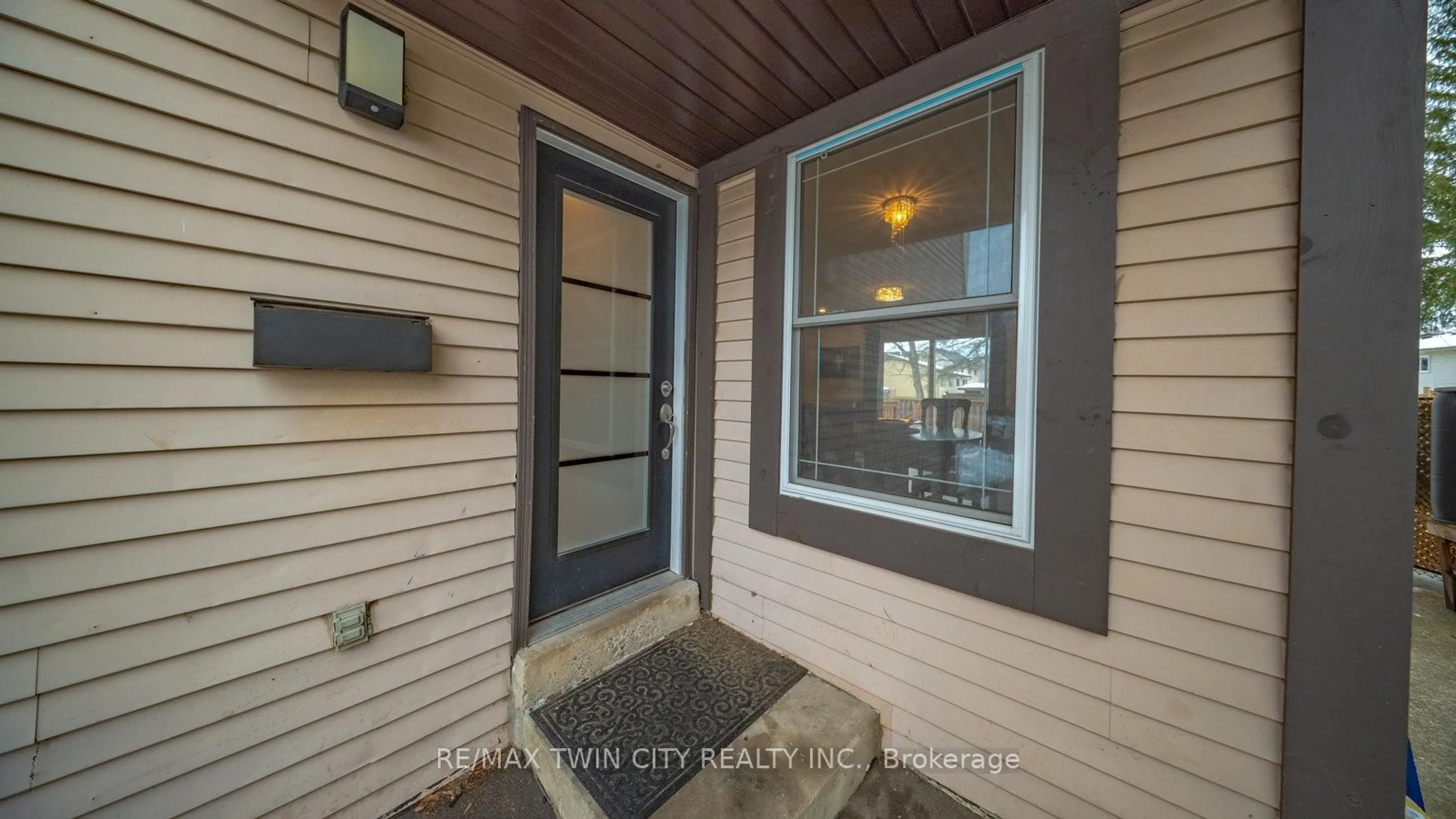 Indoor entryway for 5 Enfield Cres, Brantford Ontario N3P 1B3