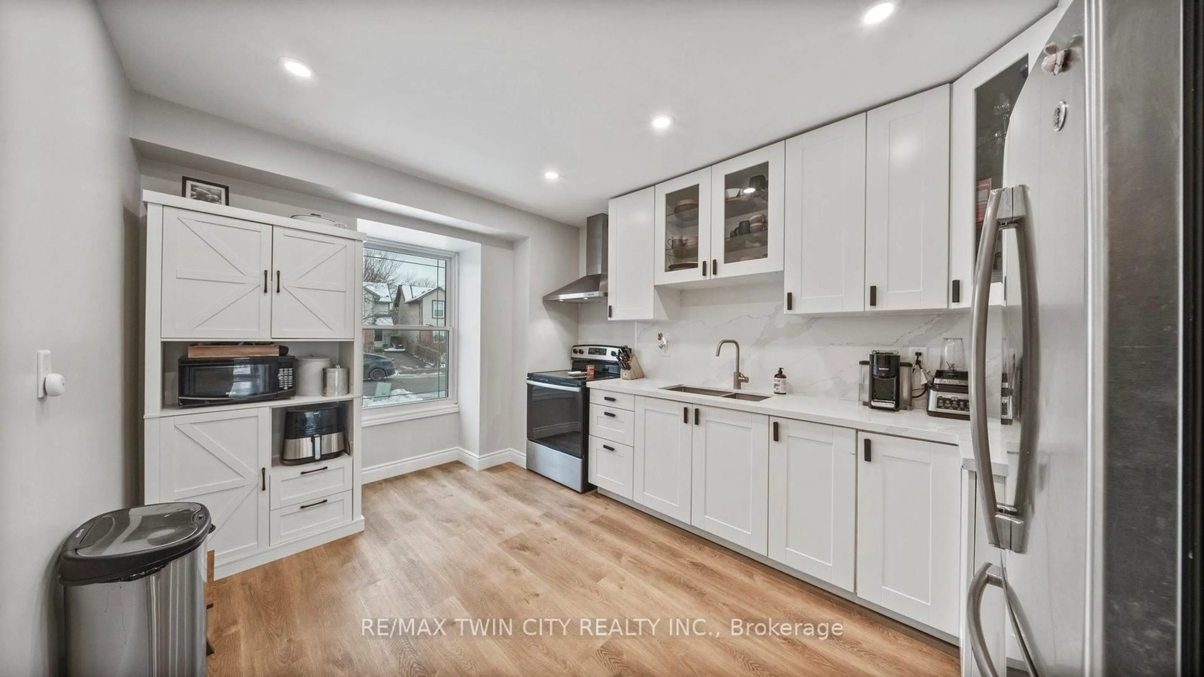 Open concept kitchen, unknown for 5 Enfield Cres, Brantford Ontario N3P 1B3