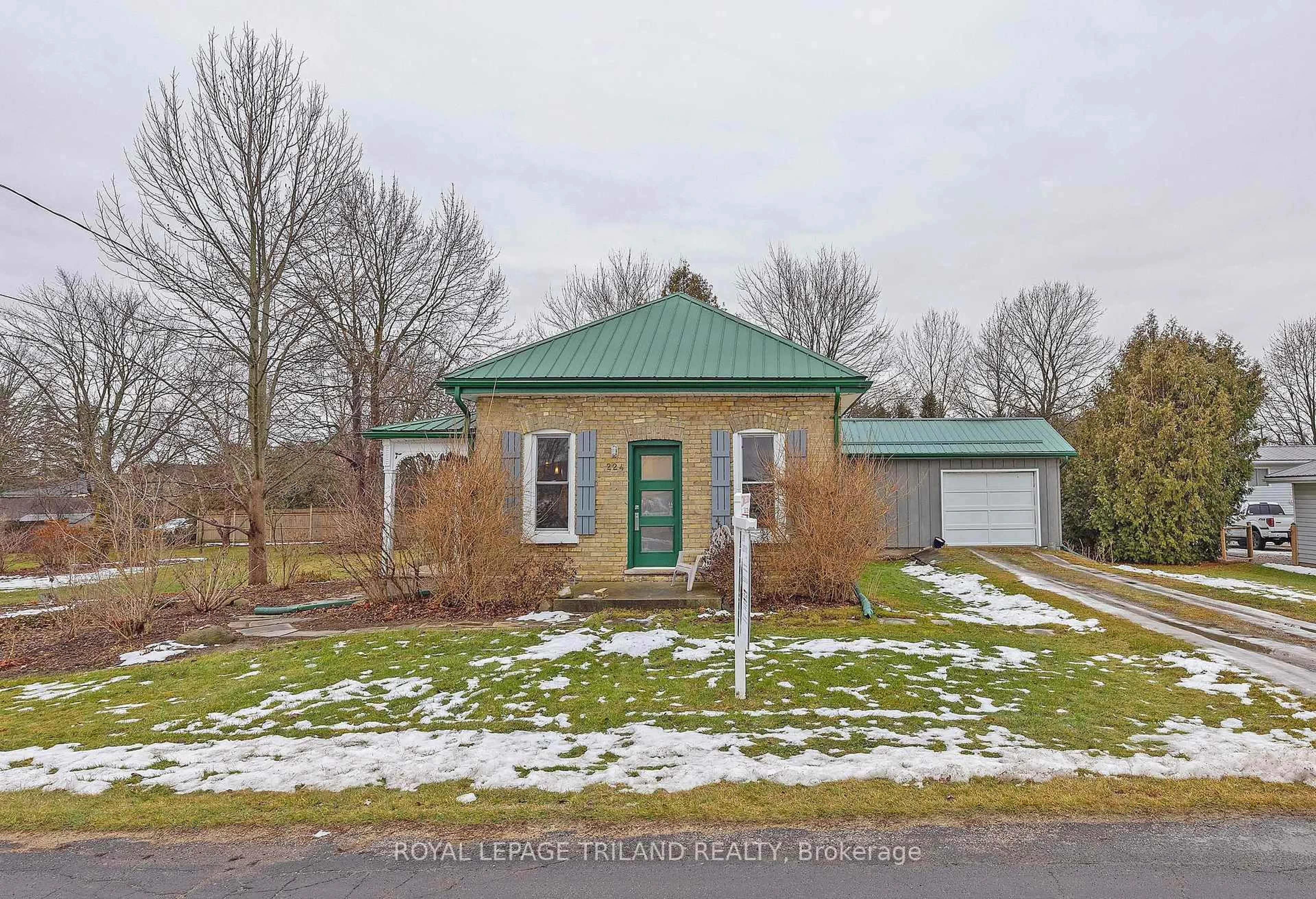 A pic from outside/outdoor area/front of a property/back of a property/a pic from drone, building for 9855 John St, Southwold Ontario N0L 2E0