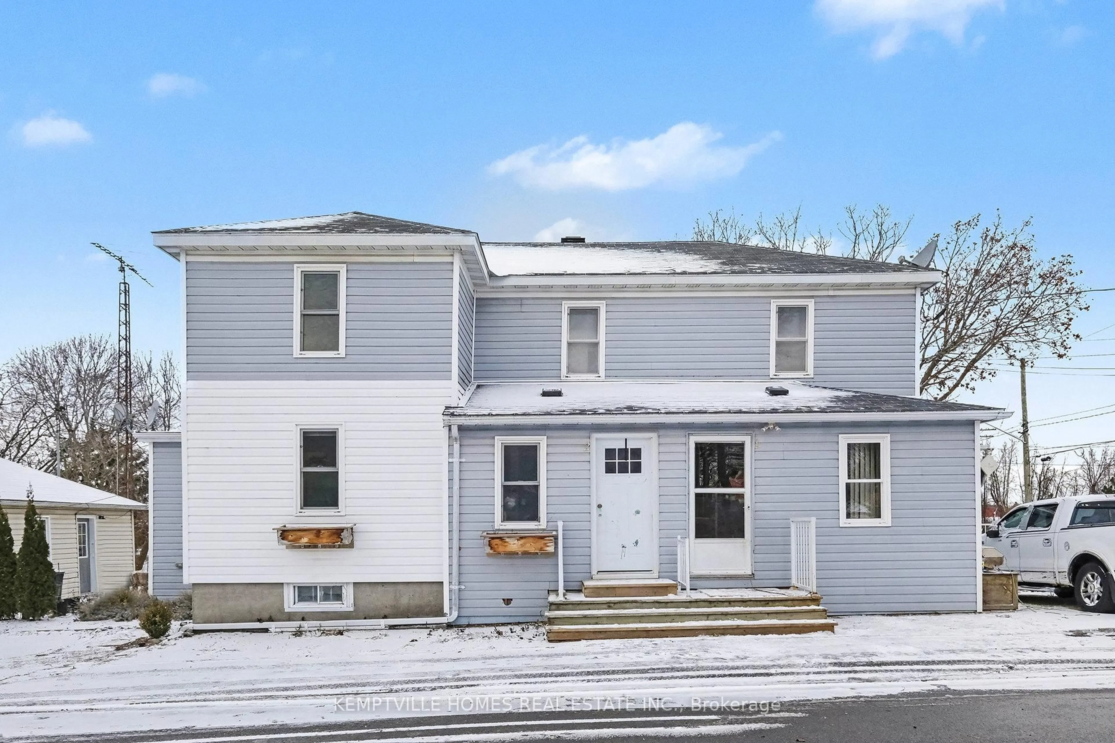 Home with vinyl exterior material, street for 803 ST LAWRENCE St, Prescott Ontario K0E 1T0