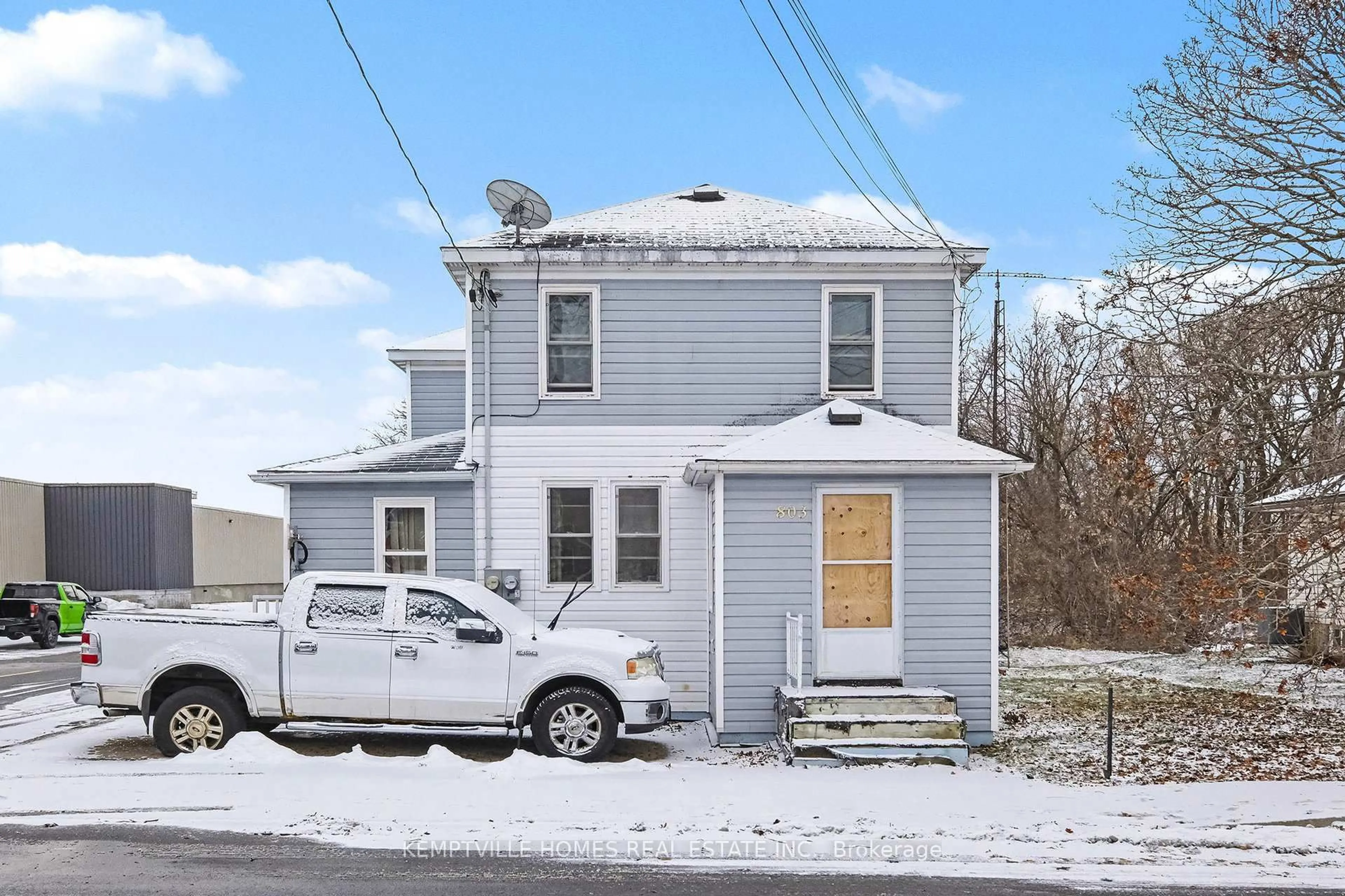 Home with vinyl exterior material, street for 803 ST LAWRENCE St, Prescott Ontario K0E 1T0