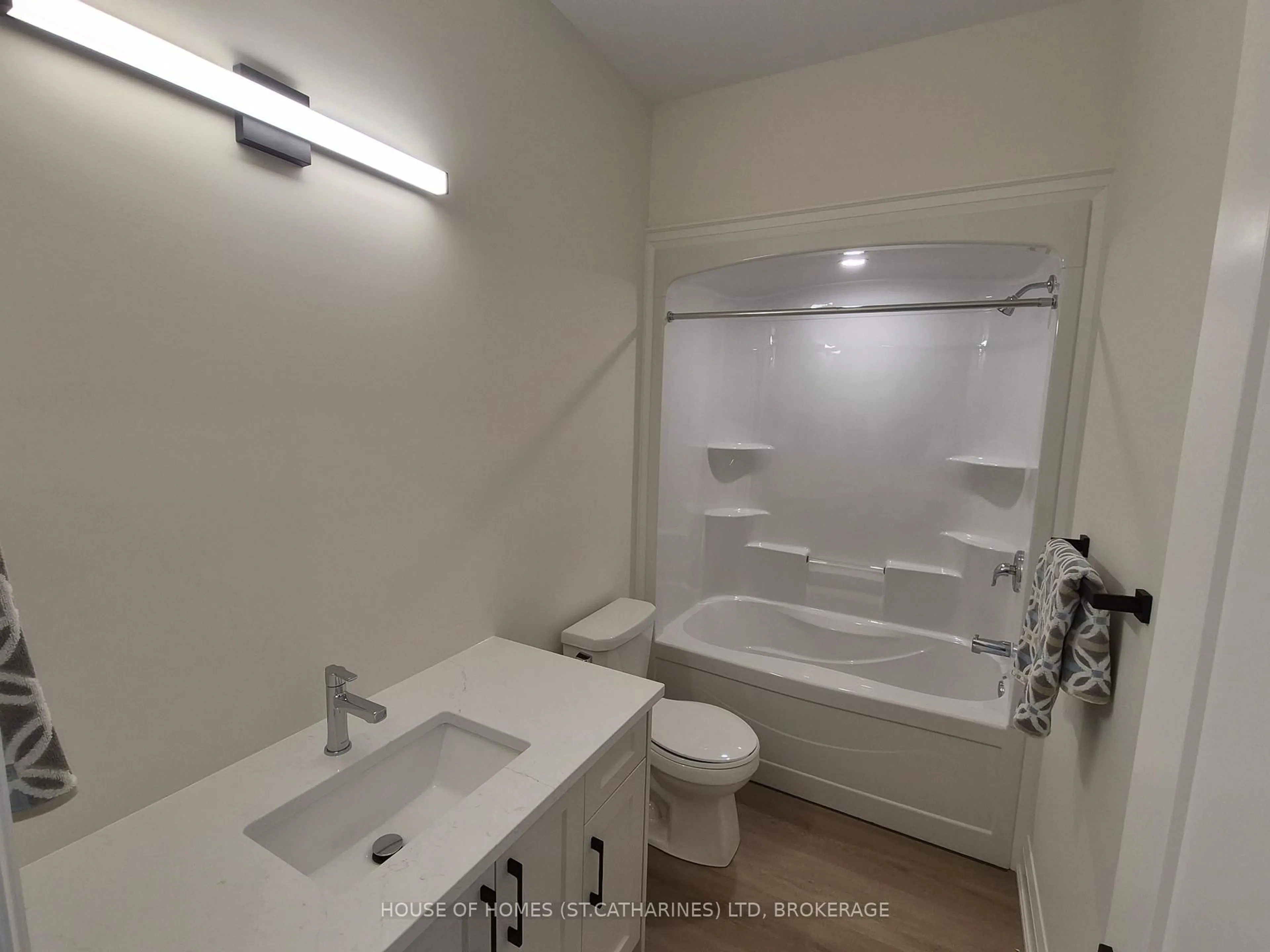Standard bathroom, unknown for 4104 VILLAGE CREEK Dr, Fort Erie Ontario L0S 1S0