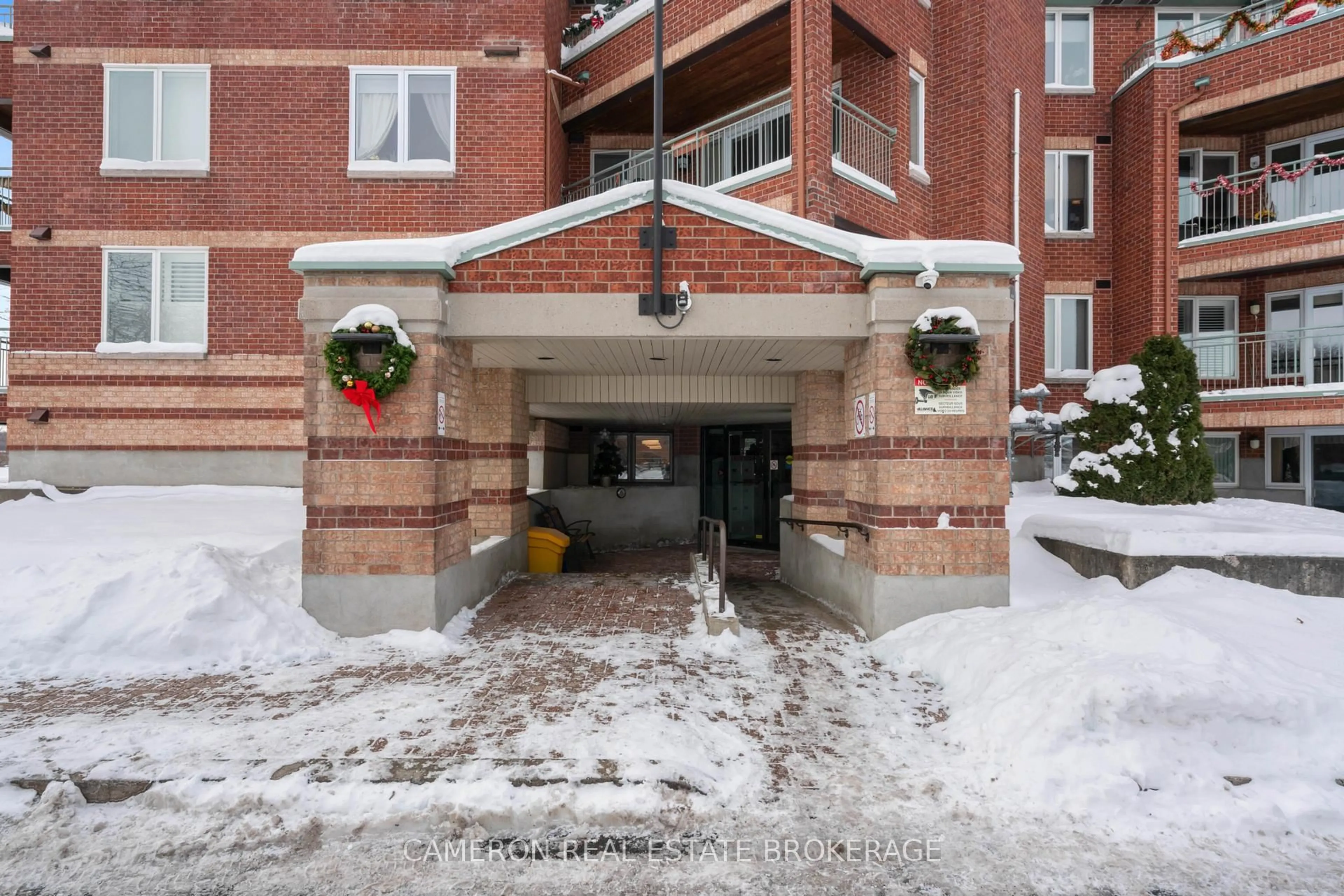 Indoor foyer for 121 Water St #201, Cornwall Ontario K6J 5T8