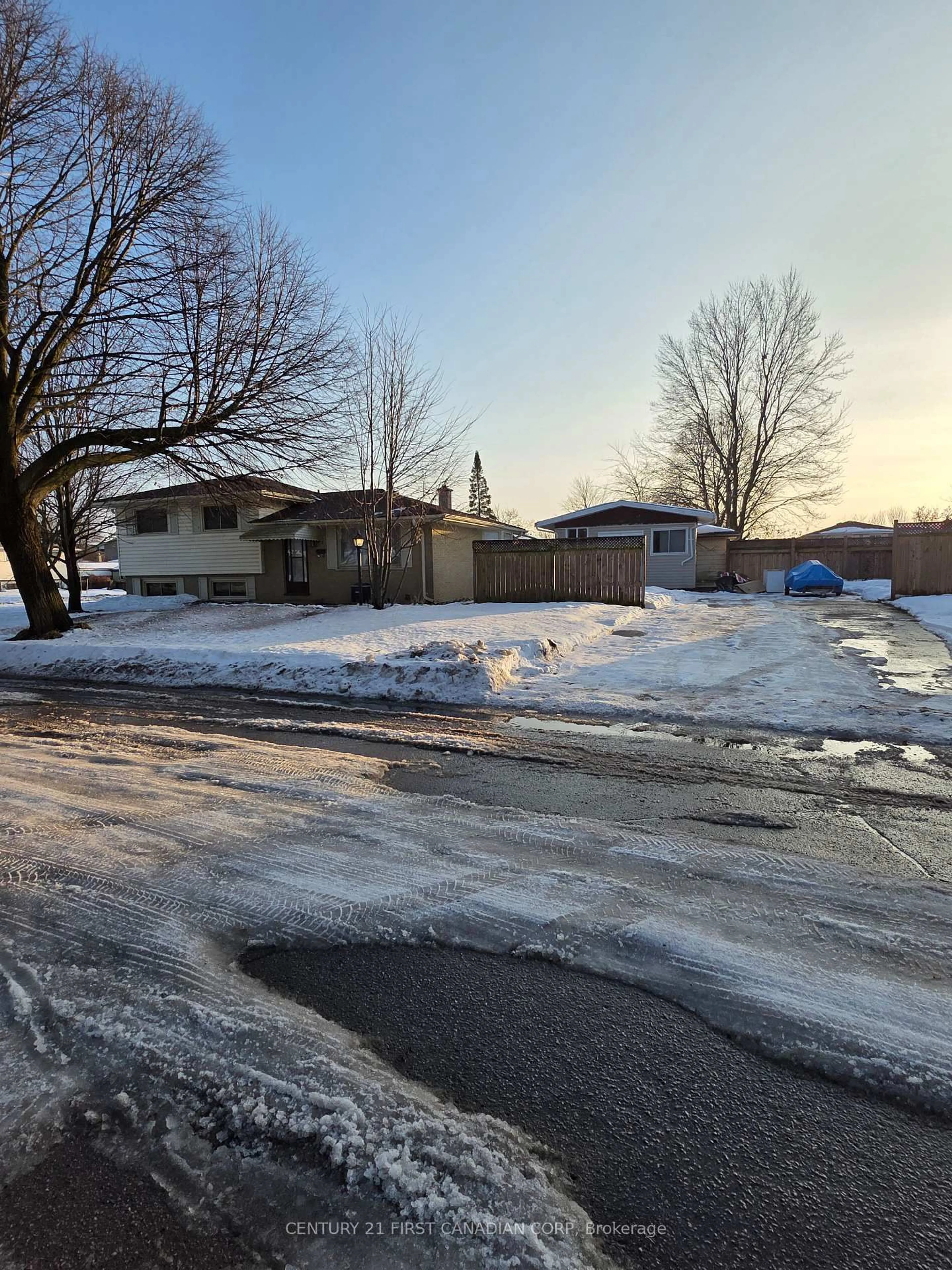 A pic from outside/outdoor area/front of a property/back of a property/a pic from drone, street for 93 Cayuga Cres, London East Ontario N5V 2W8