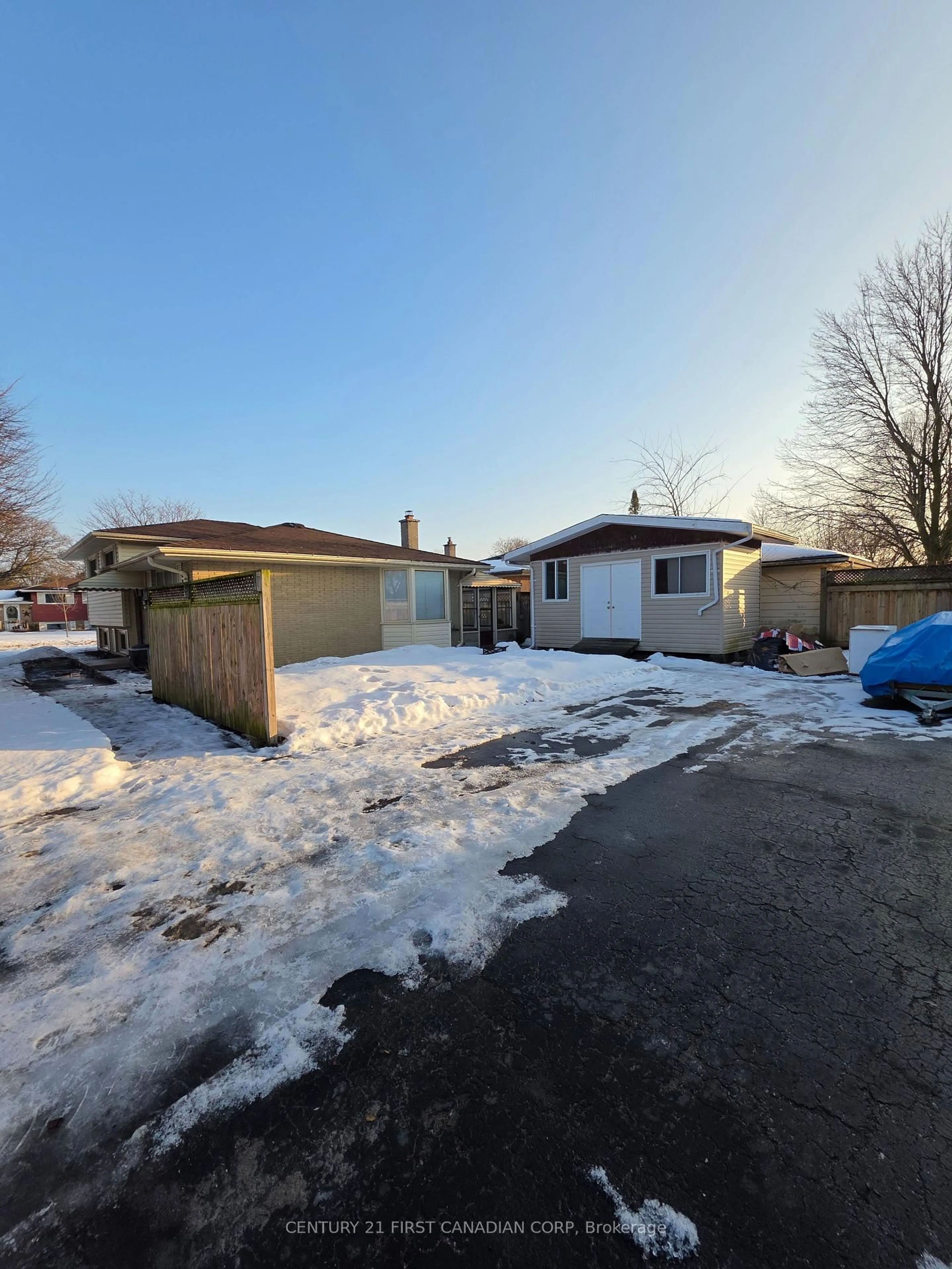 A pic from outside/outdoor area/front of a property/back of a property/a pic from drone, street for 93 Cayuga Cres, London East Ontario N5V 2W8