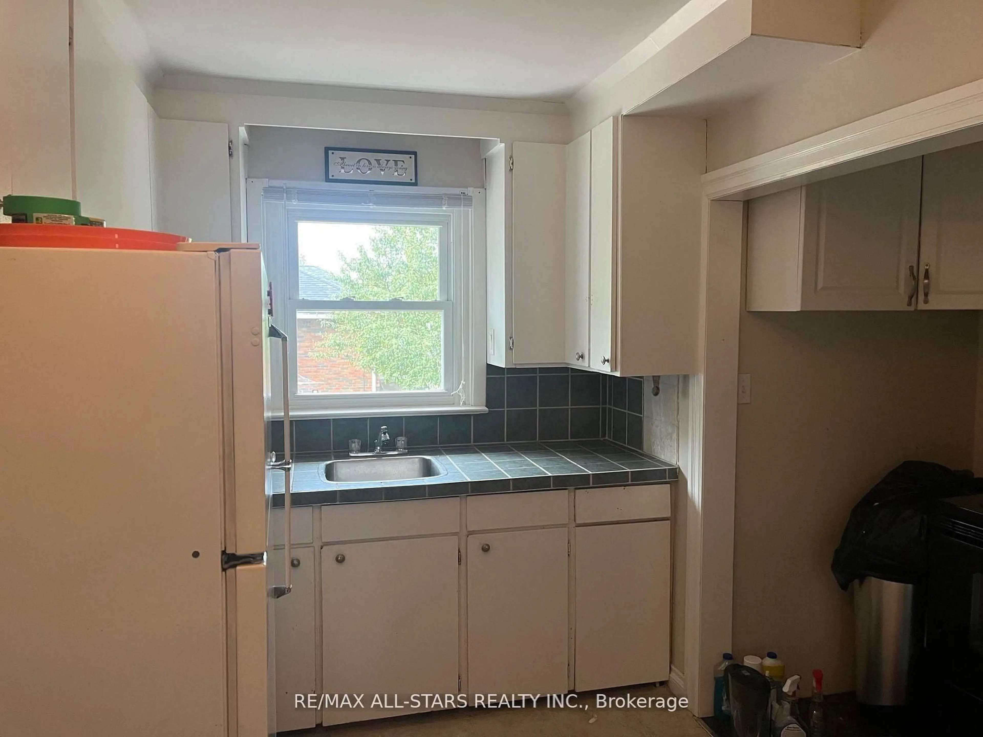 Standard kitchen, unknown for 27 Margaret St, Port Hope Ontario L1A 1Y4