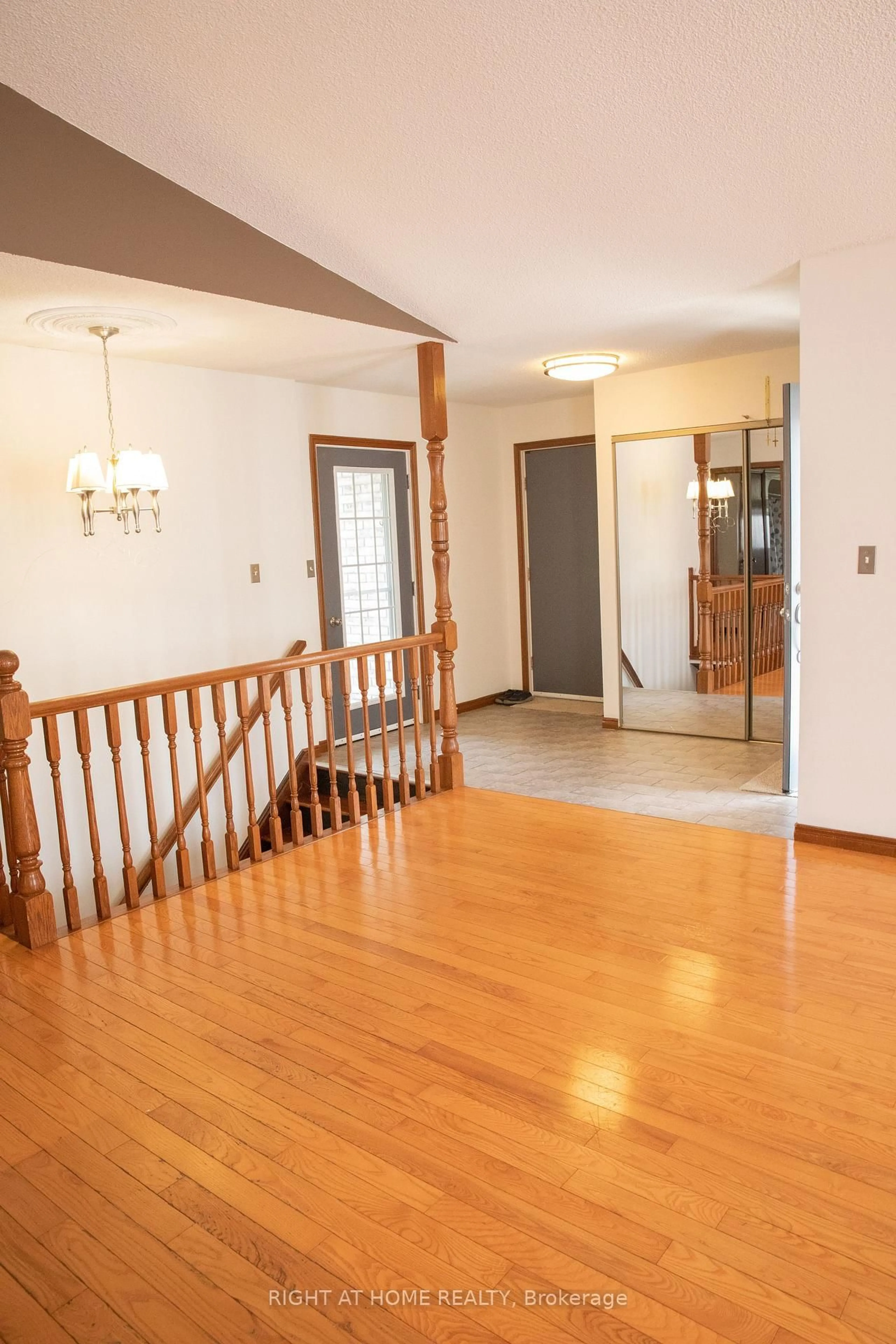 Indoor foyer for 516 Springbank Ave, Woodstock Ontario N4T 1H1