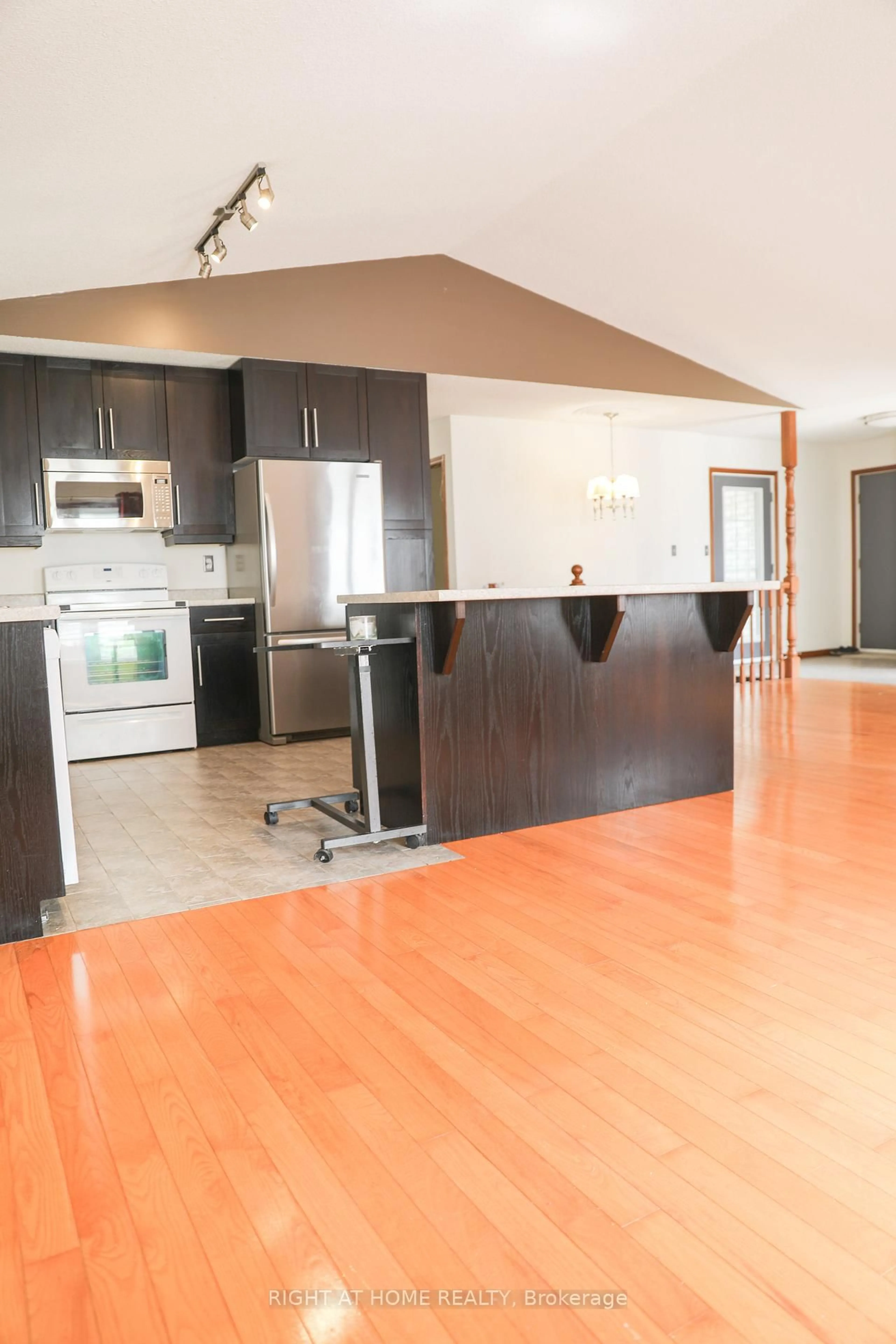 Open concept kitchen, wood/laminate floor for 516 Springbank Ave, Woodstock Ontario N4T 1H1