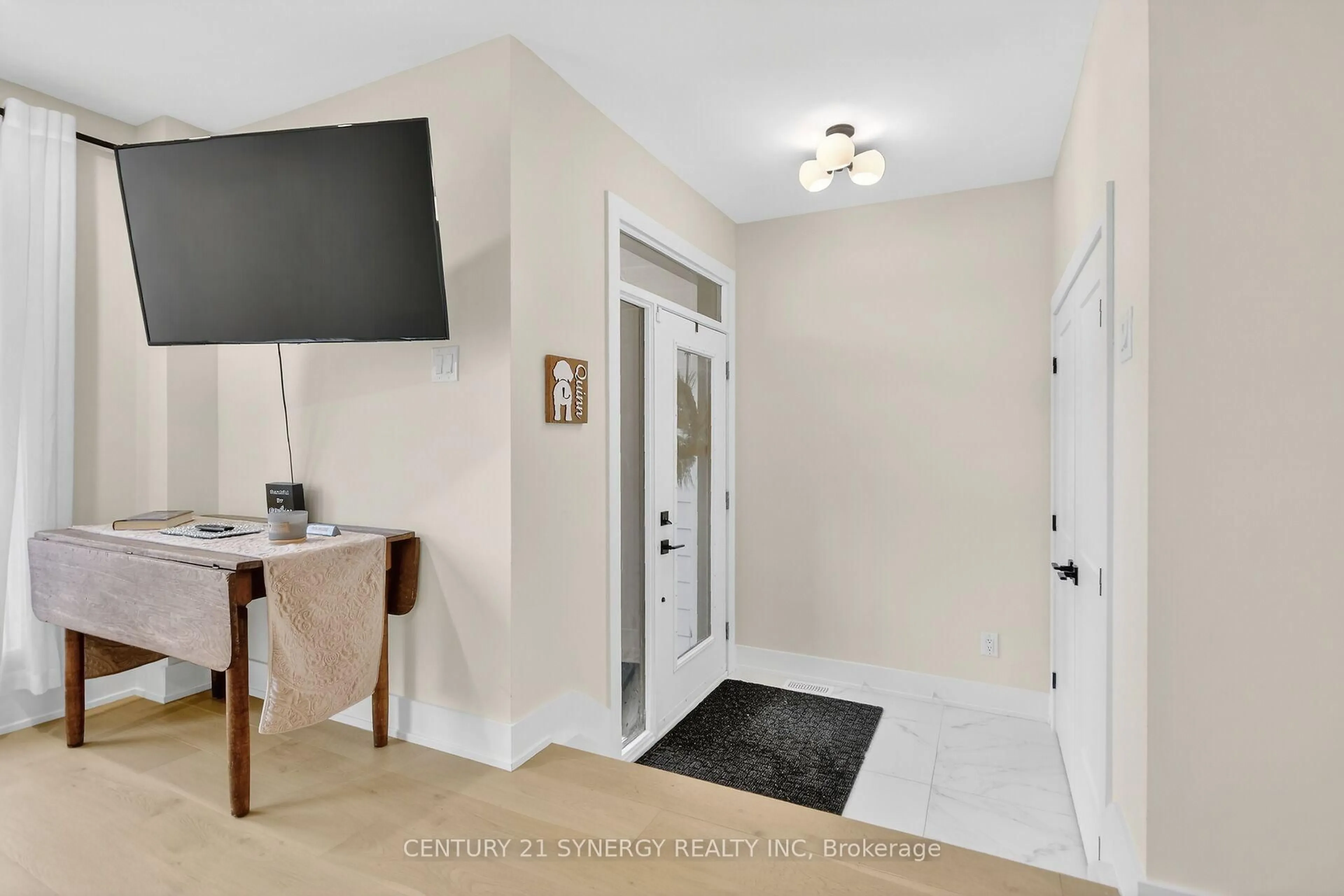 Indoor entryway for 116 King George St, Ottawa Ontario K1K 1V3