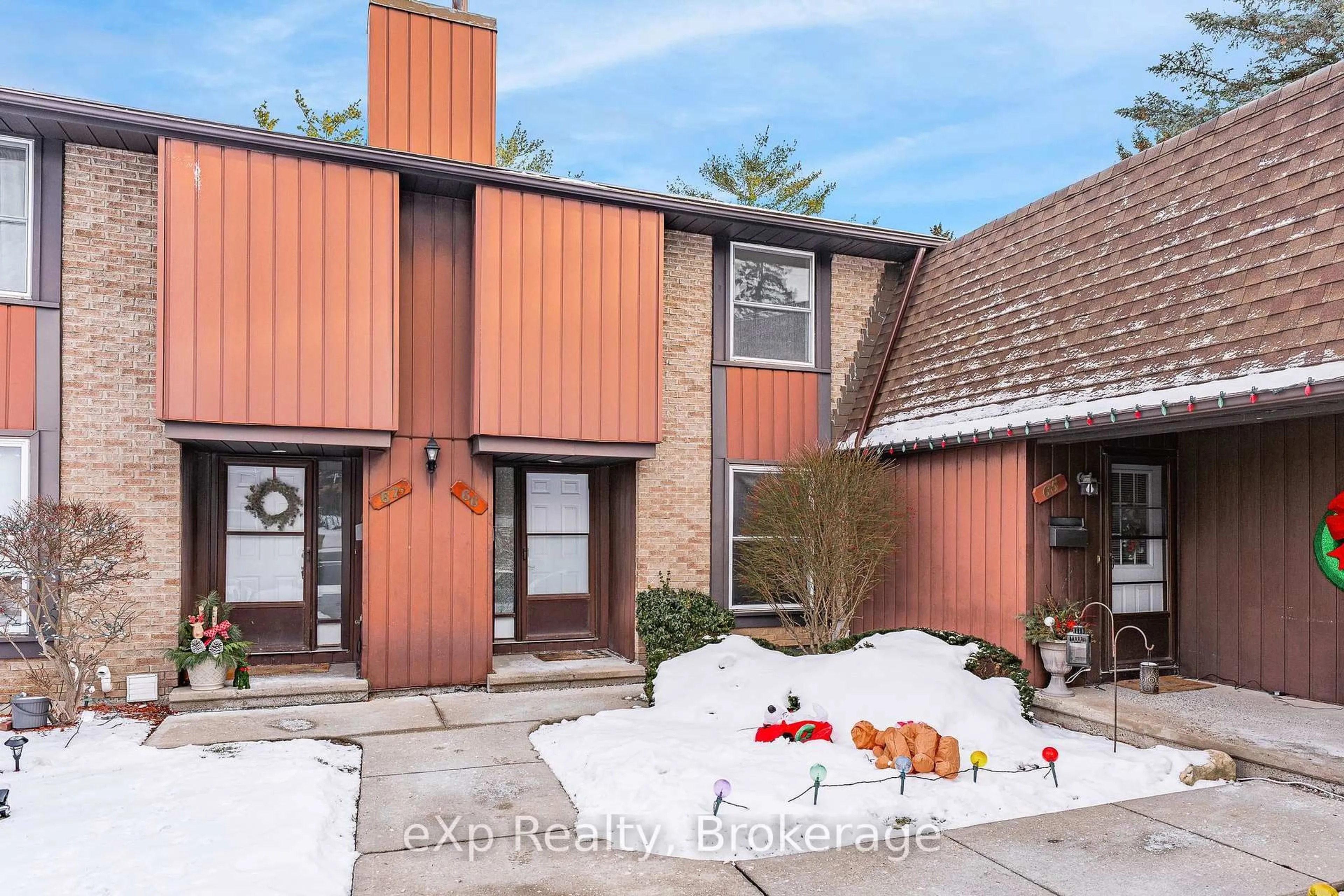 Home with brick exterior material, street for 539 Willow Rd #66, Guelph Ontario N1H 7G3