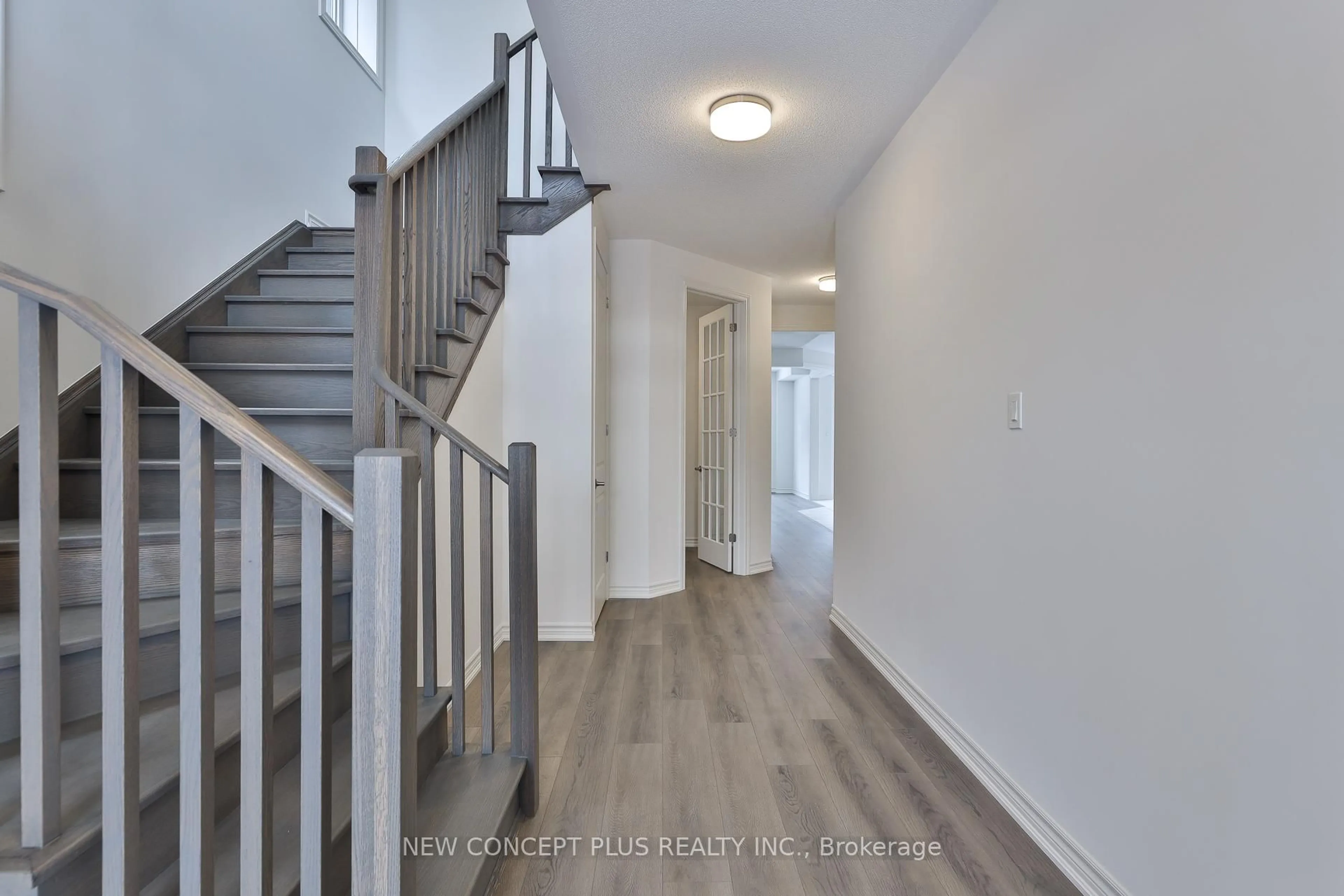 Indoor entryway for 1077 Denton Dr, Cobourg Ontario K9A 3T8