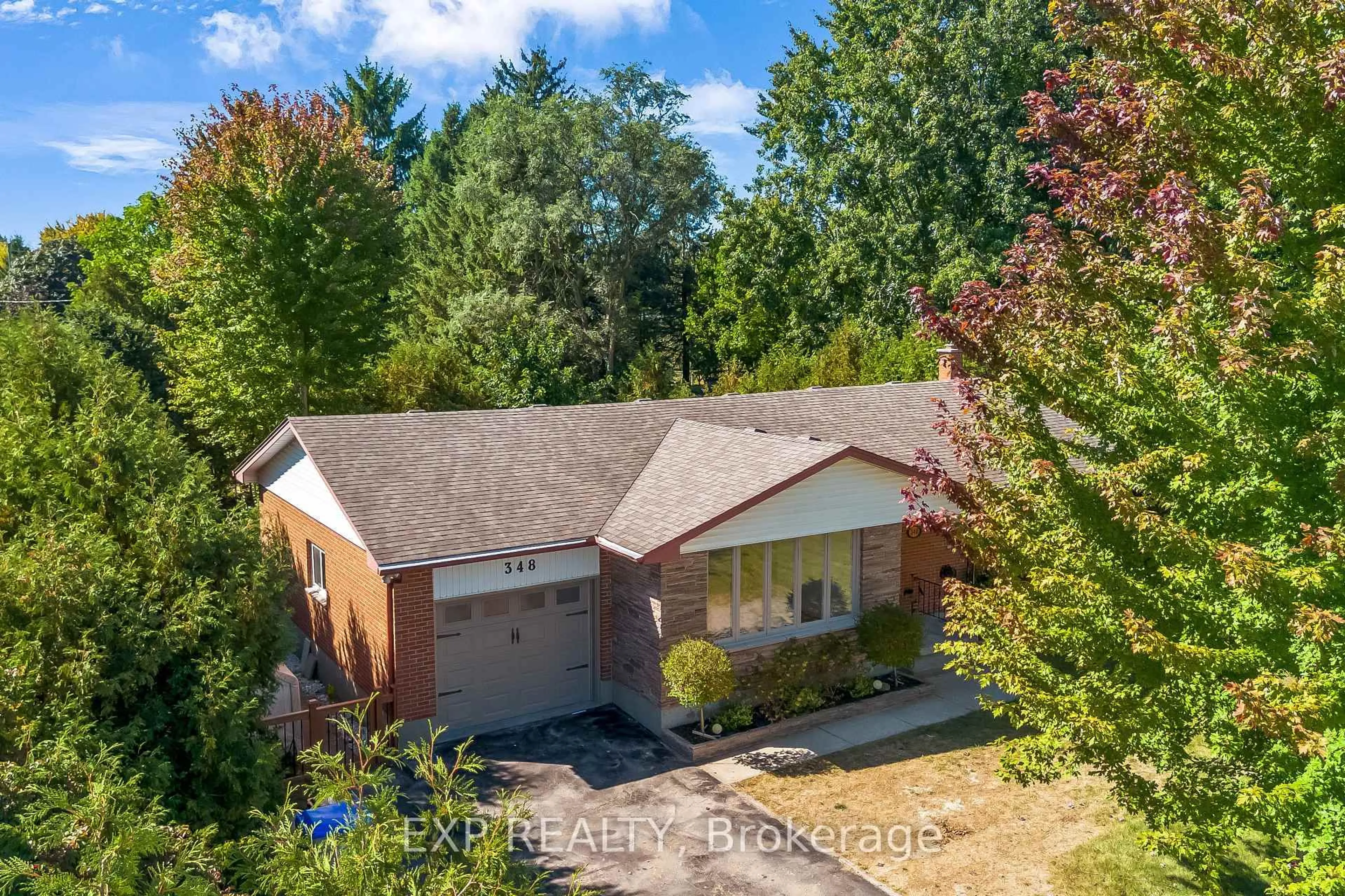 A pic from outside/outdoor area/front of a property/back of a property/a pic from drone, street for 348 Caradoc St, Strathroy-Caradoc Ontario N7G 2P4