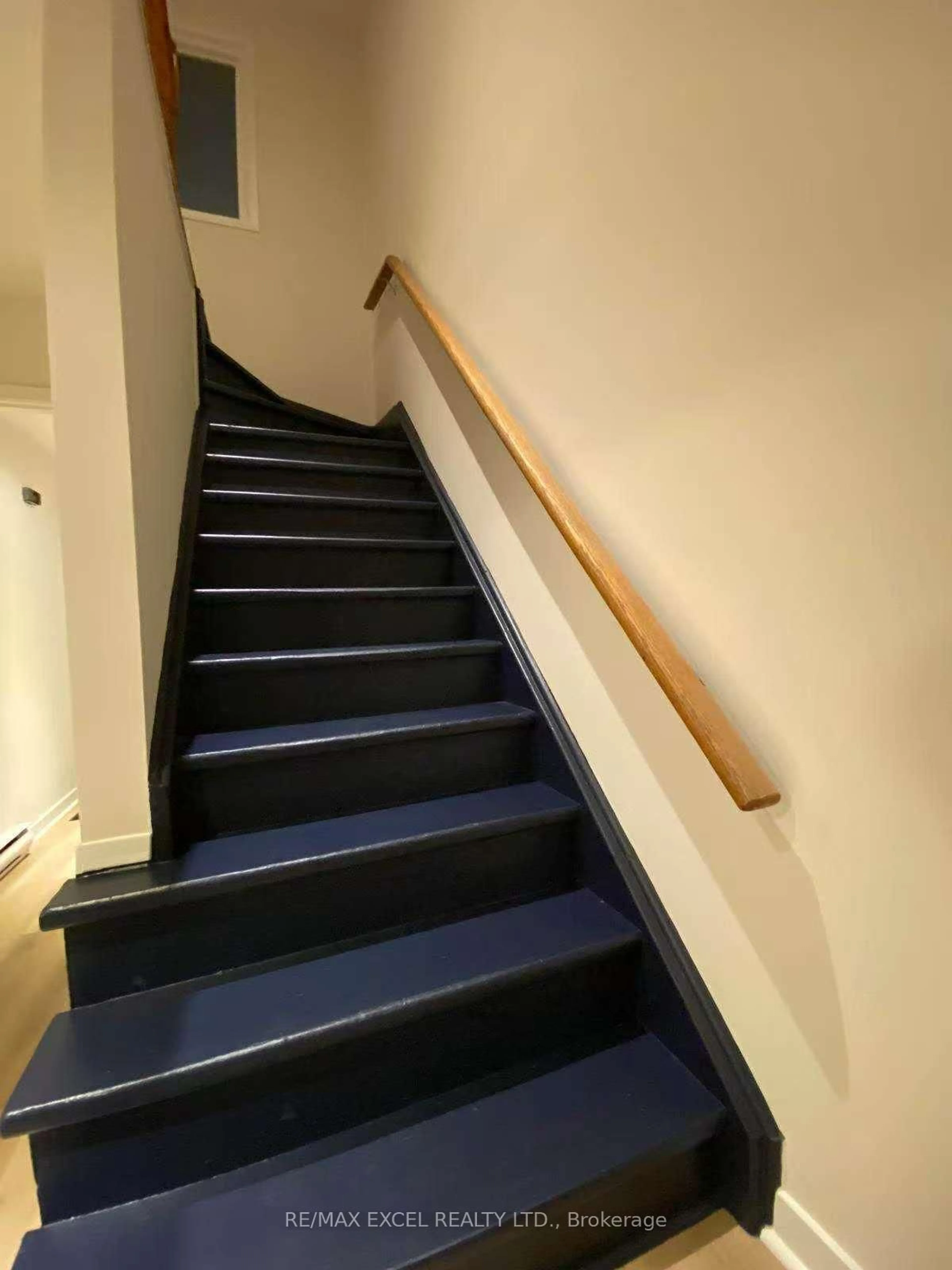 Stairs for 111 ALBERT St, Kawartha Lakes Ontario K9V 6G1