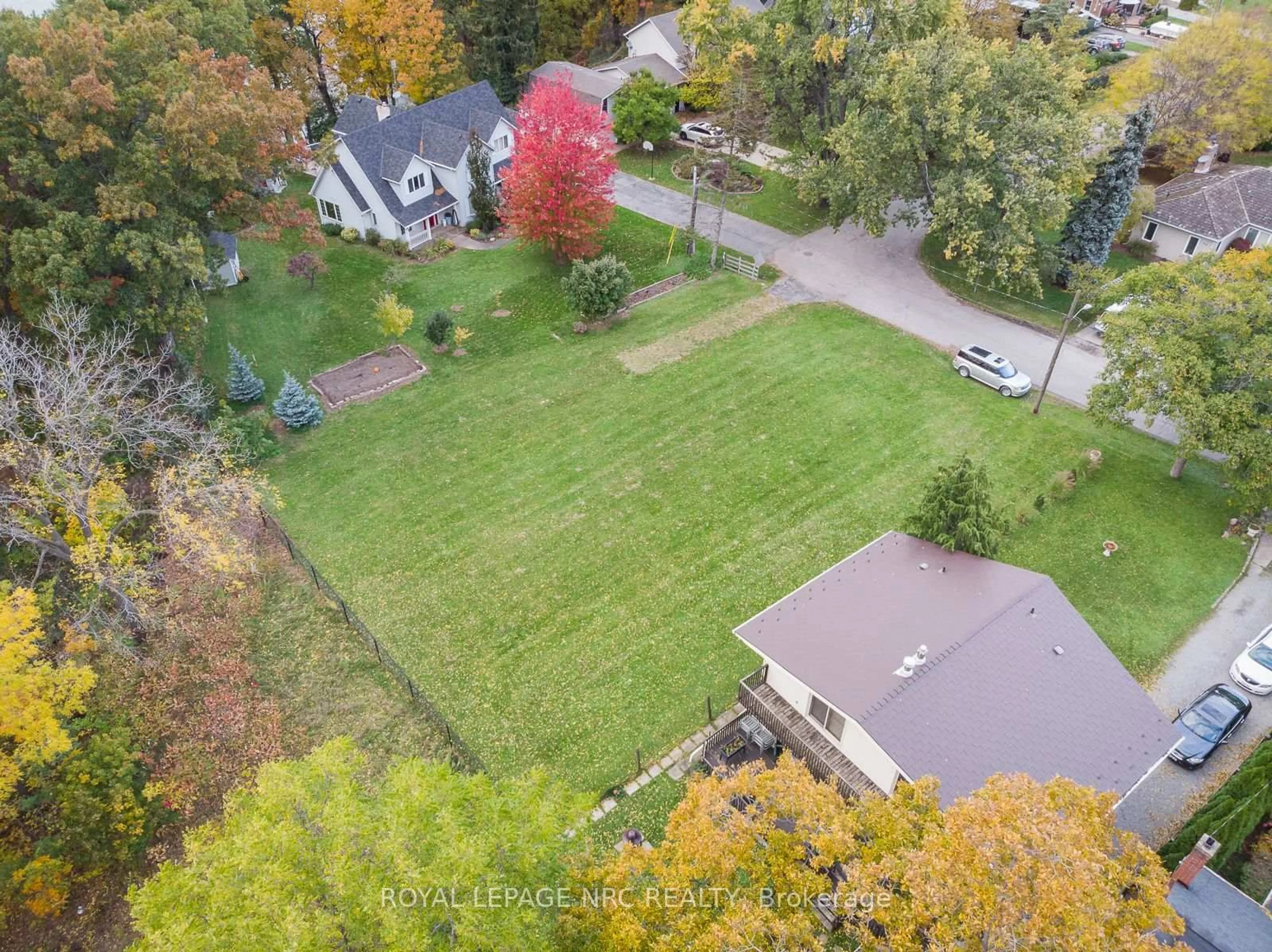 A pic from outside/outdoor area/front of a property/back of a property/a pic from drone, street for 56A Henley Dr, St. Catharines Ontario L2N 4A9