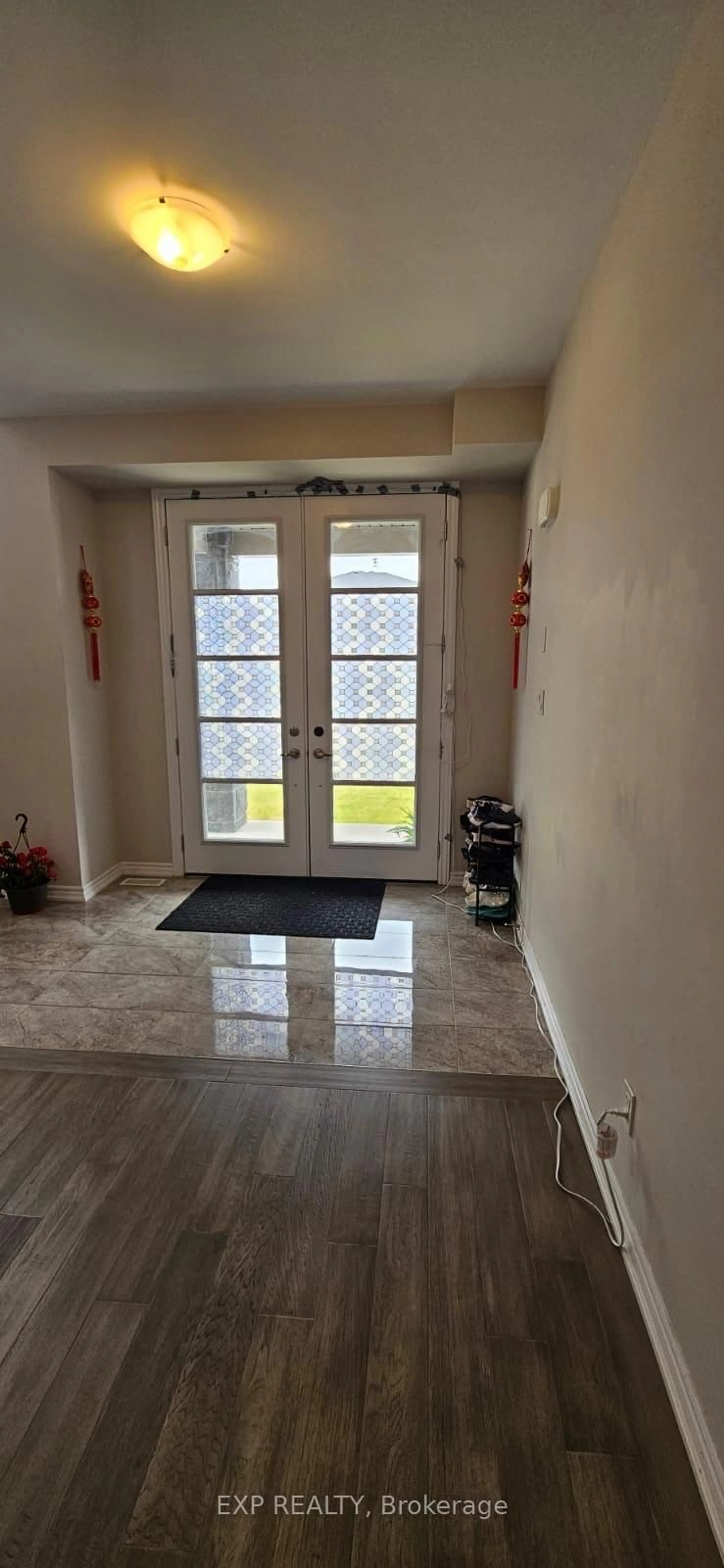 Indoor foyer for 7878 Seabiscuit Dr, Niagara Falls Ontario L2H 3T9