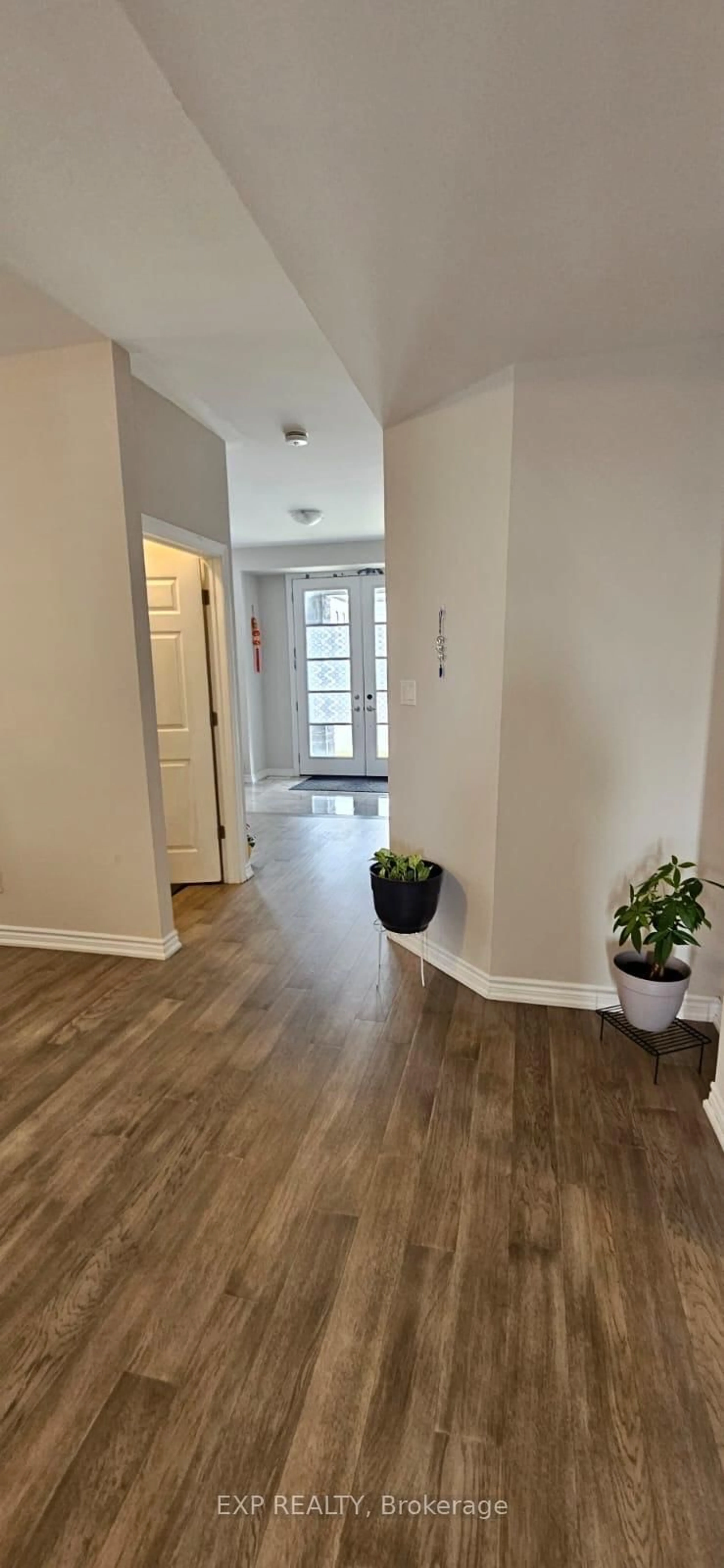 Indoor entryway for 7878 Seabiscuit Dr, Niagara Falls Ontario L2H 3T9