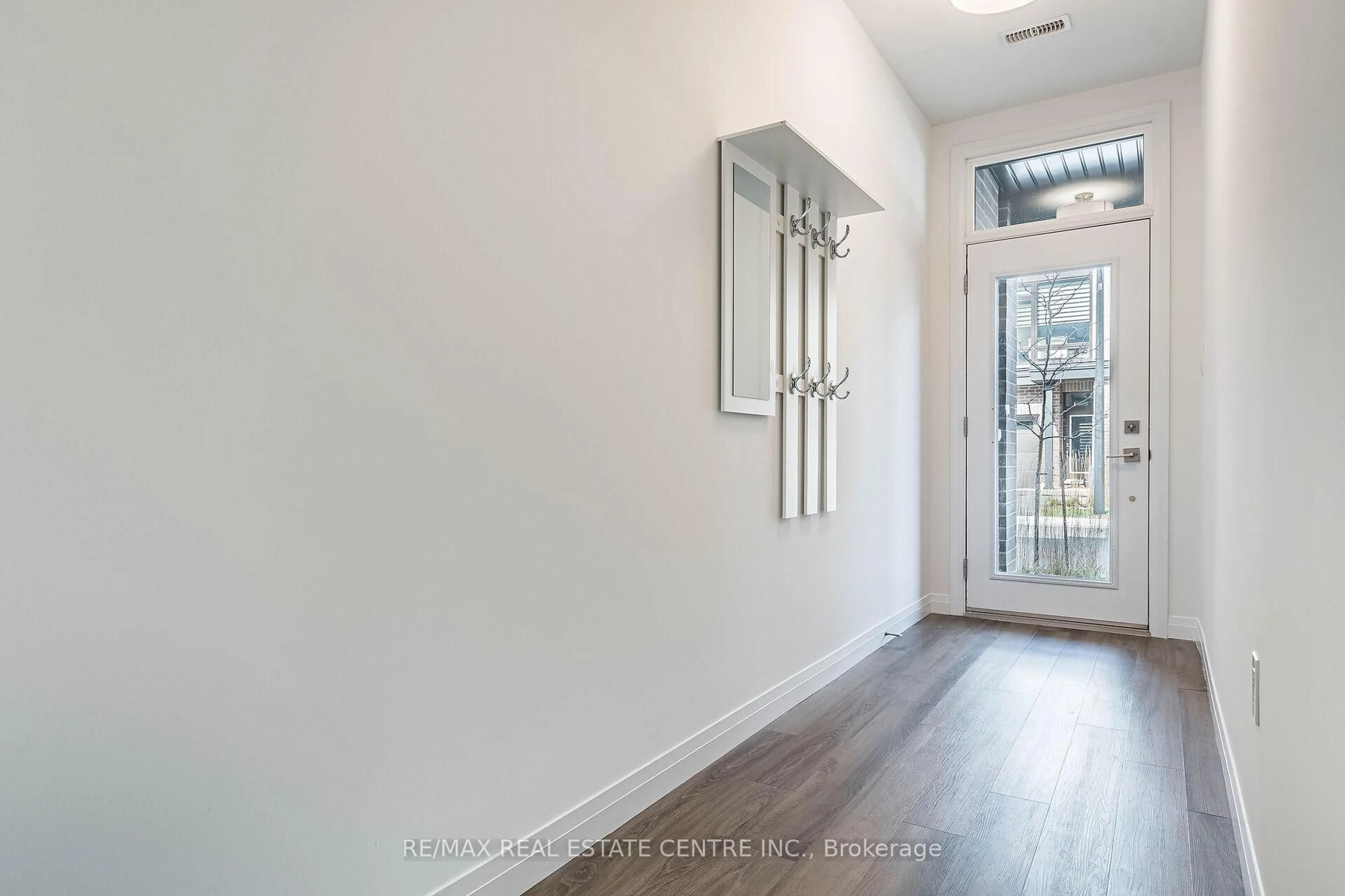 Indoor entryway for 270 Melvin Ave #33, Hamilton Ontario L8H 2K2