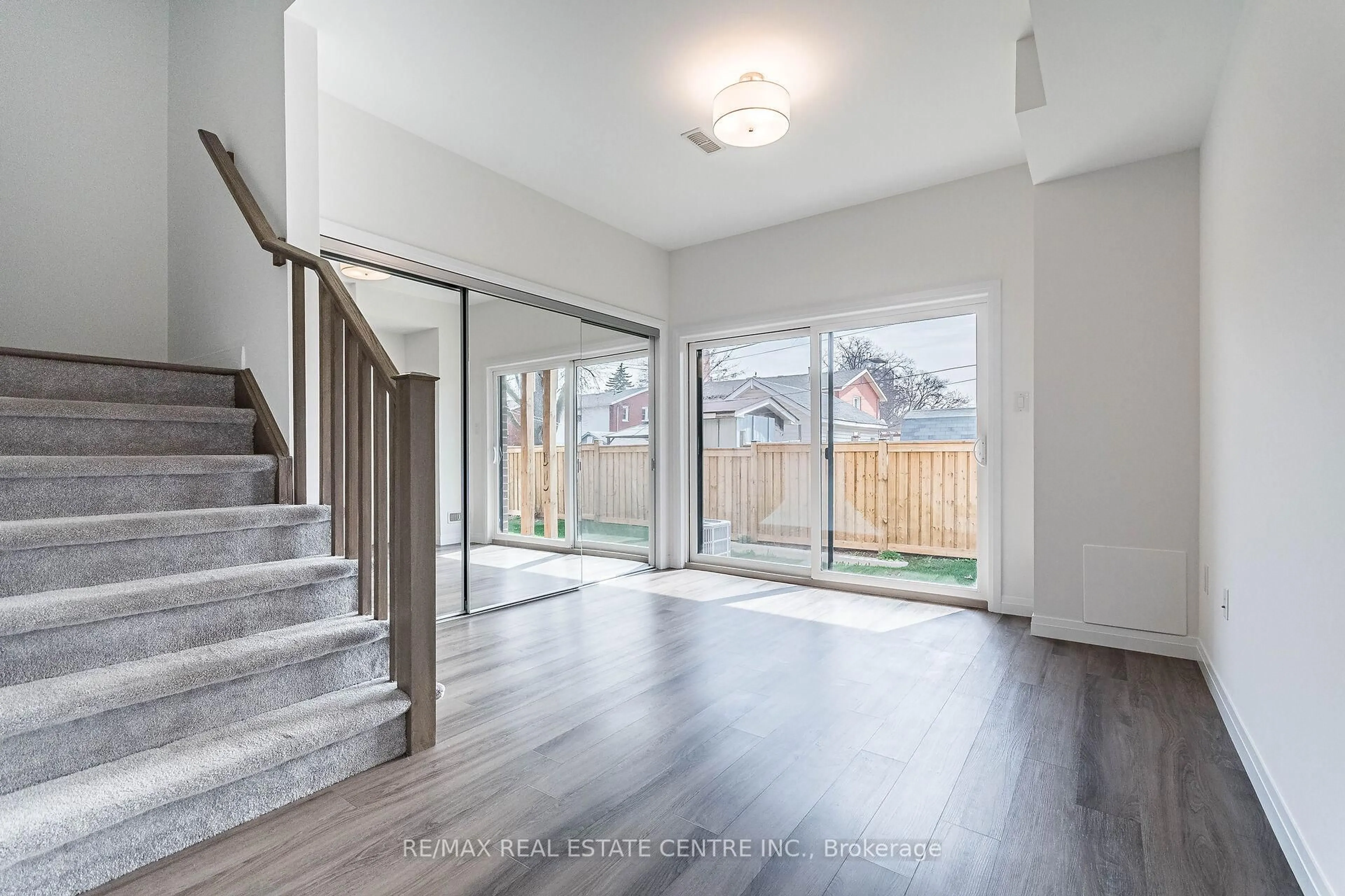 Indoor entryway for 270 Melvin Ave #33, Hamilton Ontario L8H 2K2