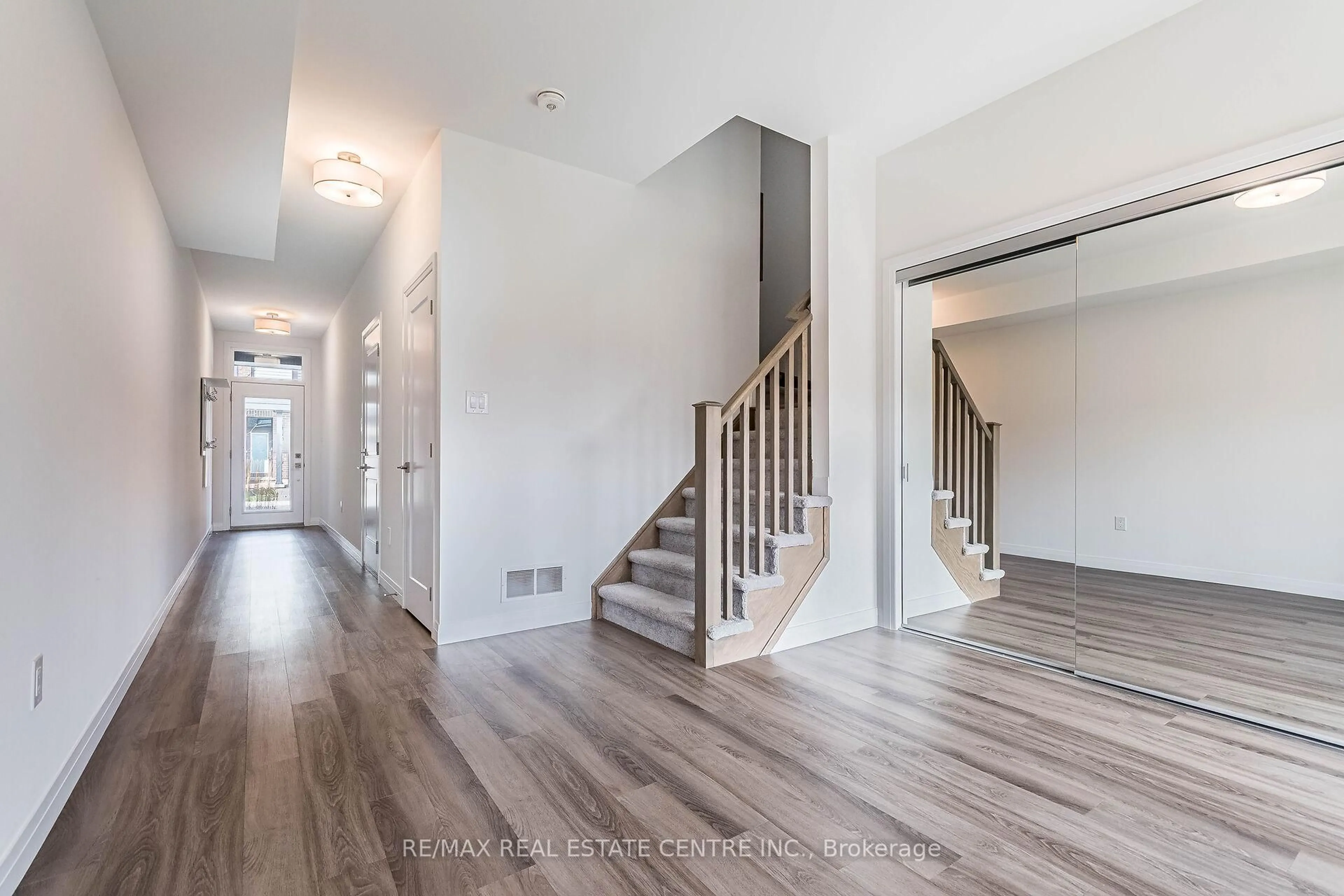 Indoor entryway for 270 Melvin Ave #33, Hamilton Ontario L8H 2K2