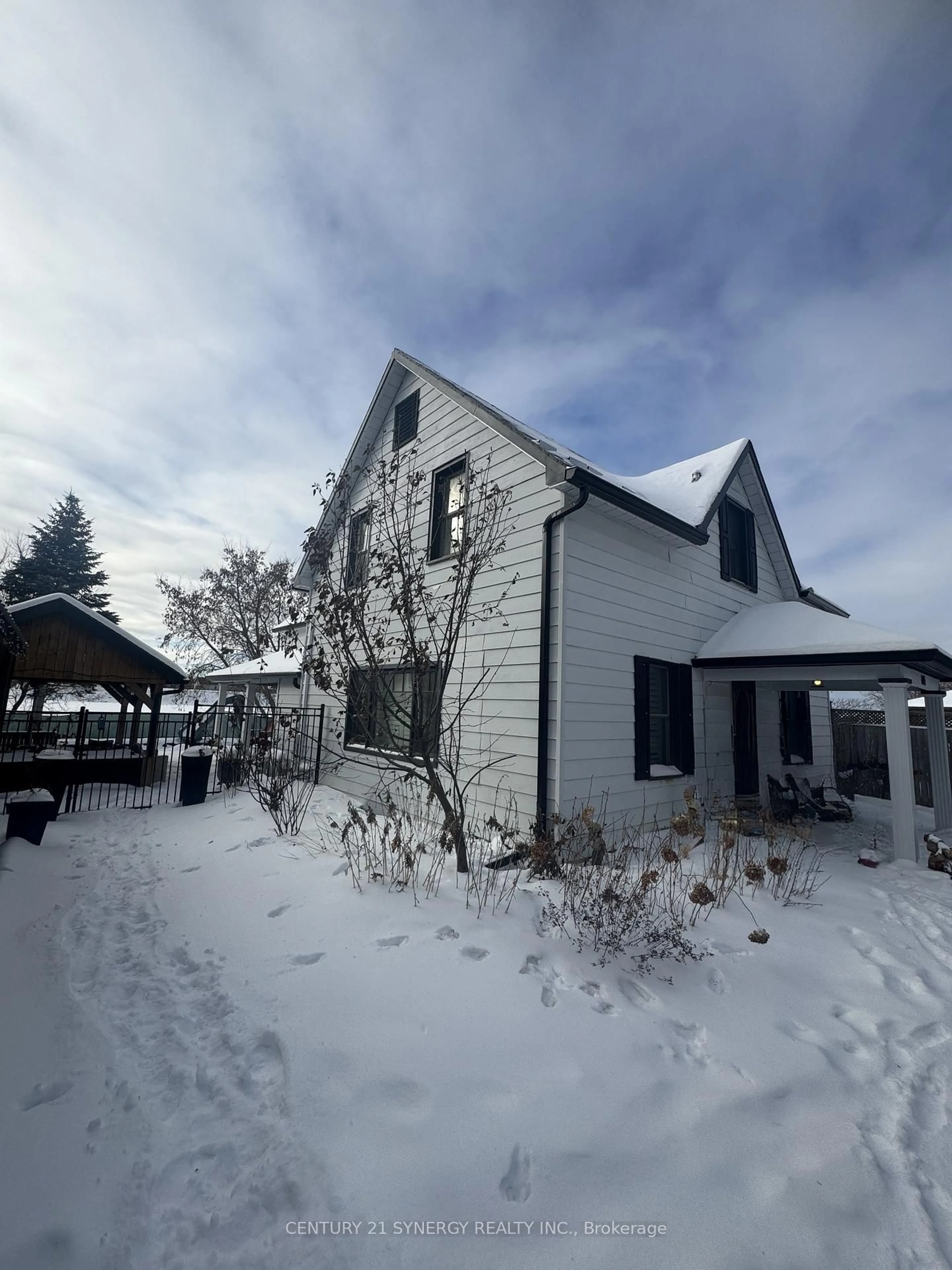 A pic from outside/outdoor area/front of a property/back of a property/a pic from drone, building for 103 Queen Charlotte St, Richmond Ontario K0A 2Z0