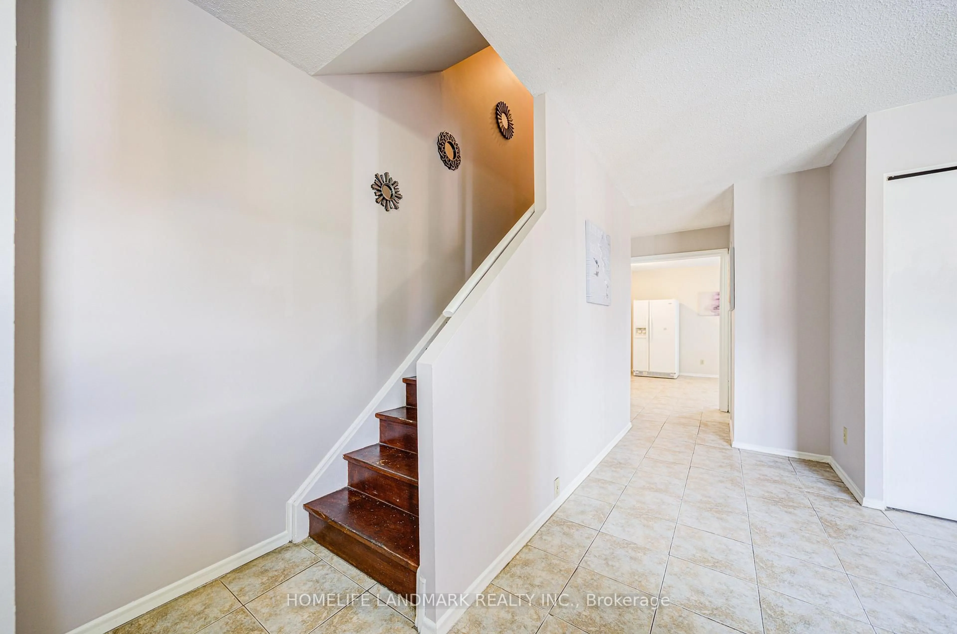 Indoor foyer for 401 Keats Way #2, Waterloo Ontario N2L 5S7