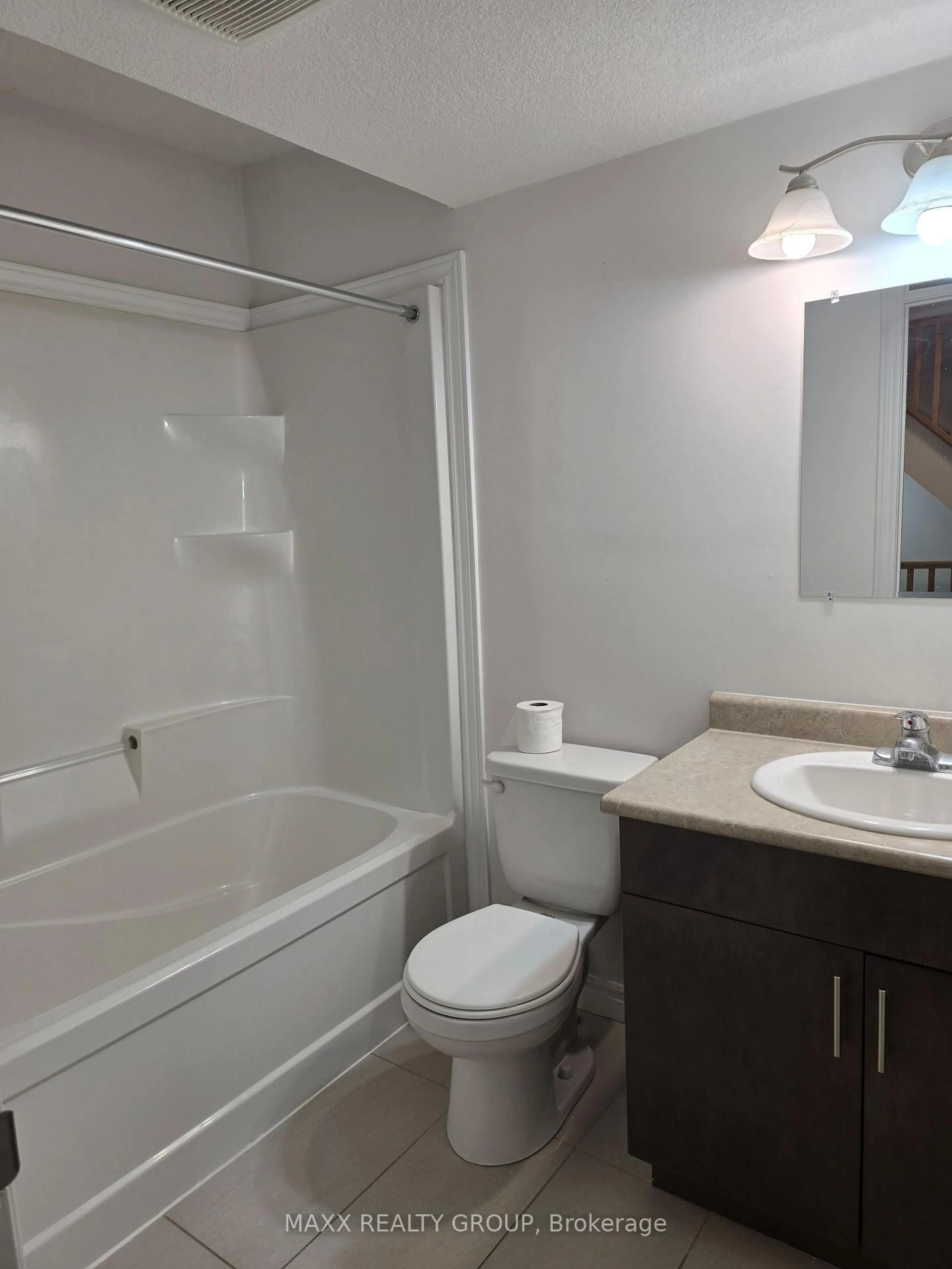 Standard bathroom, unknown for 1430 Highland Road West Rd #3A, Kitchener Ontario N2N 0C3