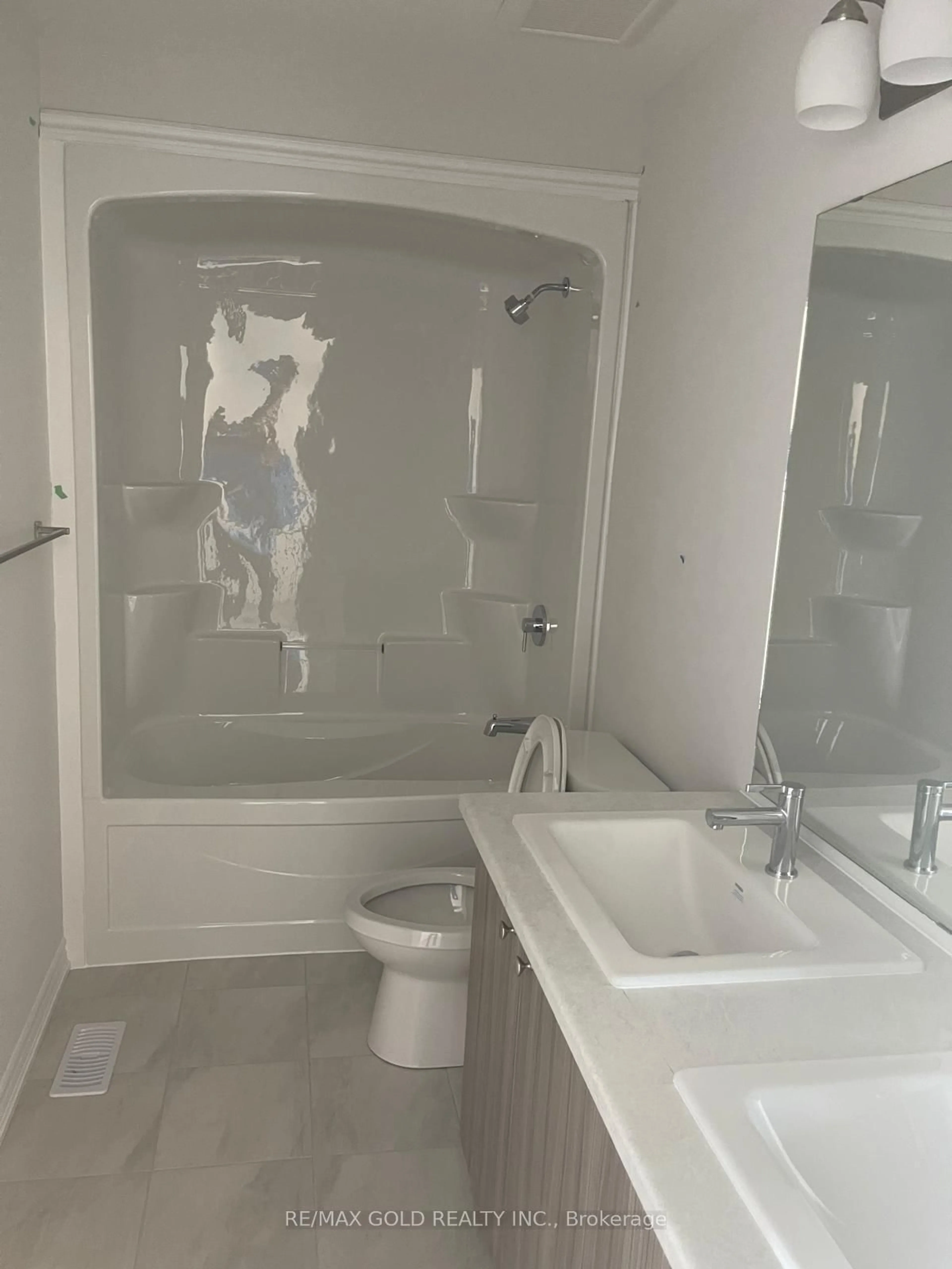 Contemporary bathroom, unknown for 29 Laugher Ave, Welland Ontario L3B 0N6